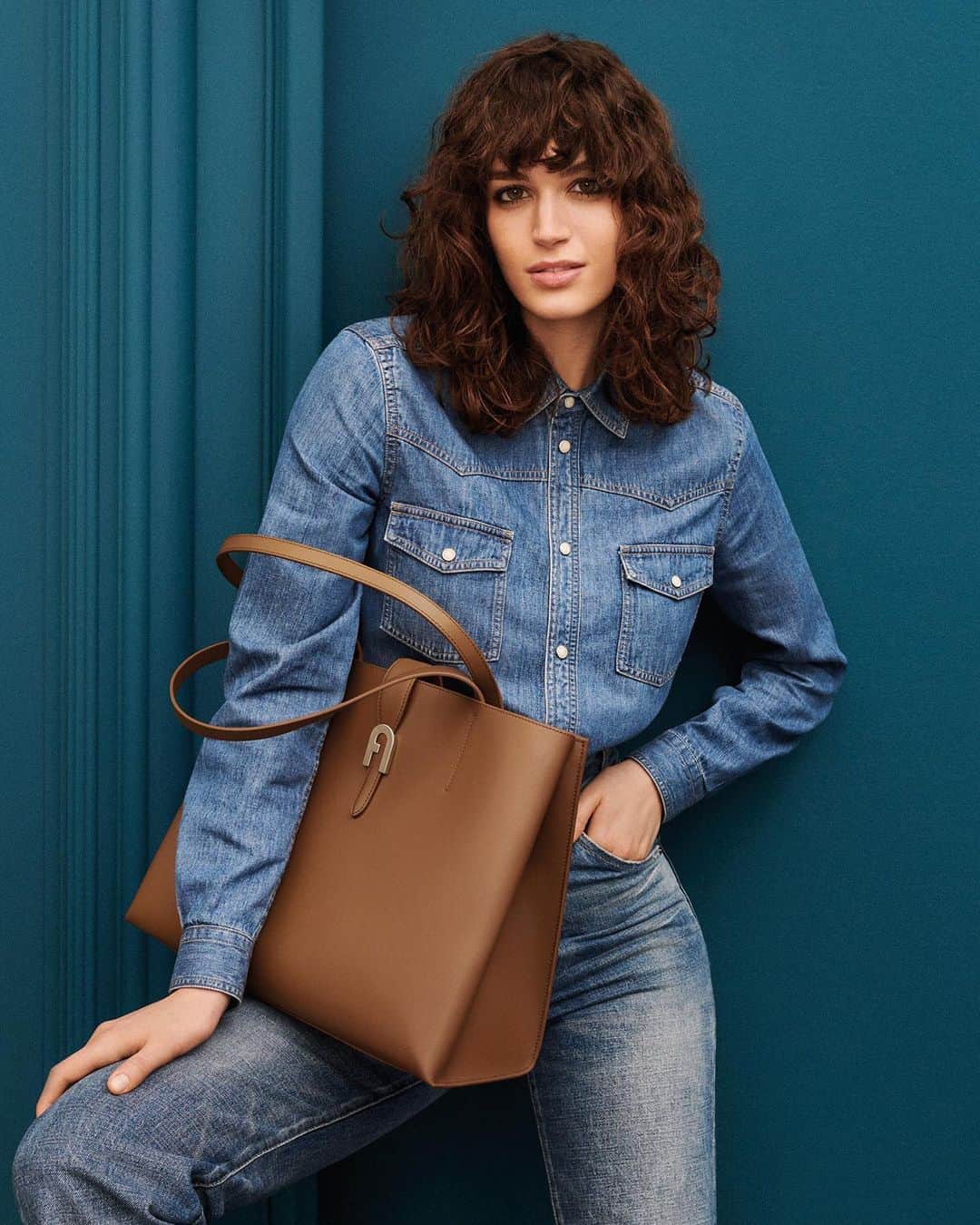 フルラのインスタグラム：「The Furla Sofia L Tote casually delivers function as well as high-level design. It’s @gretaferro’s choice.  Creative Direction: Magnus Berger & Tenzin Wild @thelast_universe Photographer Director: @giampaolosgura Stylist: @sissy.vian Hair Stylist: @francogobbi1 Make up: @cosettagiorgetti  #thefurlasociety #furlafeeling #newcollection #furla #accessories #fashion」