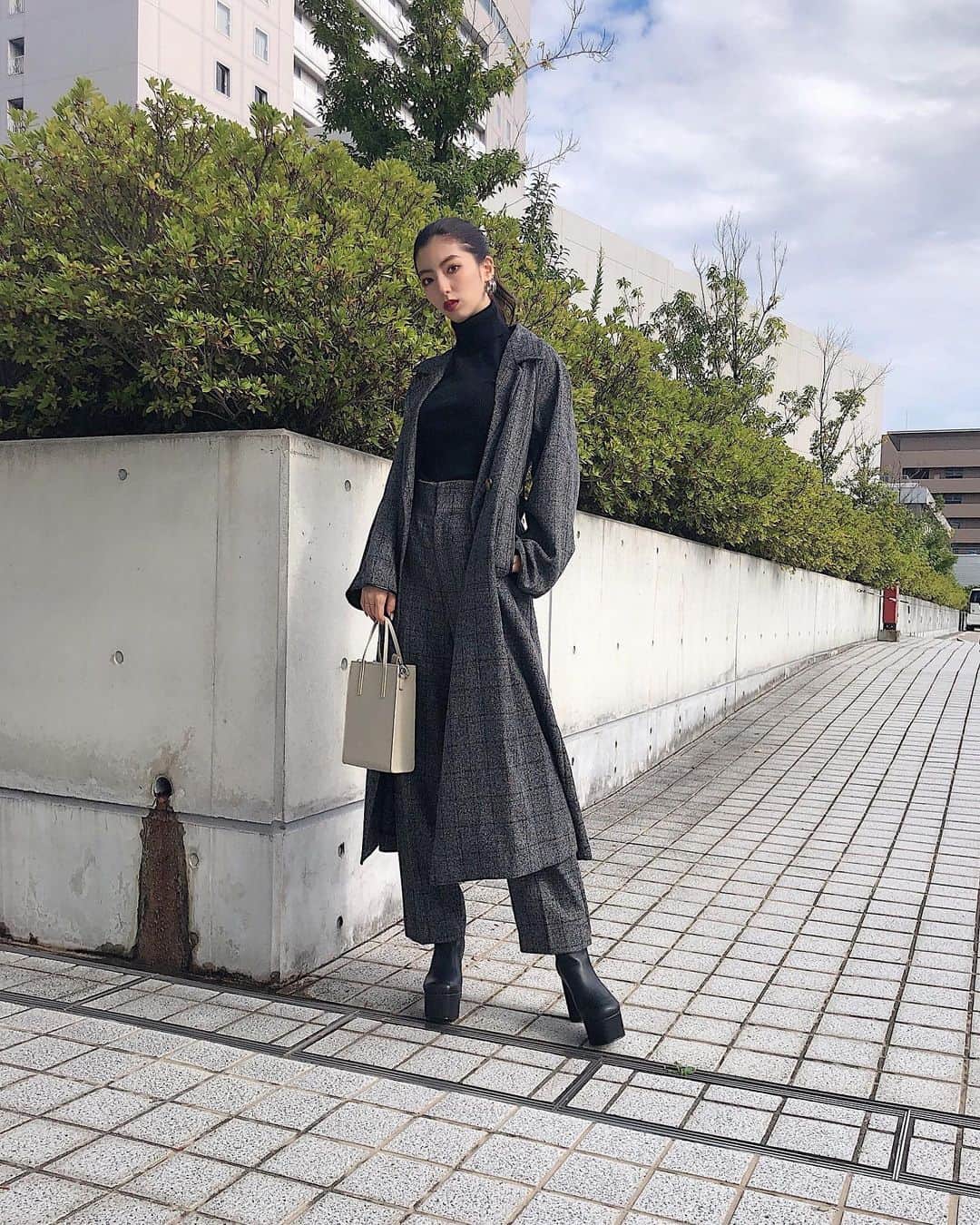 のインスタグラム：「. . セットアップで着るの めちゃくちゃかわいい〜🖤🖤 . #ルーズムードダブルコート #センタープレスストレートパンツ . もう寒くなってきたから 普通に羽織り着れるのが嬉しい🥰 . #MURUA#murua_by_staff#murua_snap#code#fashion #ムルーア#セットアップ#チェックコート#ストレートパンツ#秋コーデ#コーデ#ファッション」