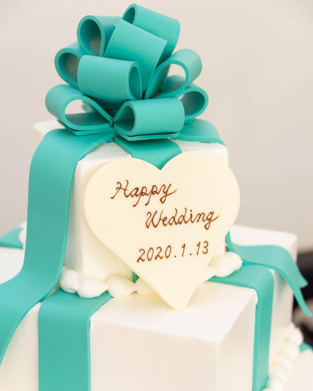 ルミアモーレのインスタグラム：「ブルーのリボンがアクセントのウエディングケーキ  お好きな色やフルーツを使い、ウエディングケーキもお二人らしさを☺️ ・。・。・。・。・。・。・。・。・。・。・。・。・。・ #ルミアモーレ #wedding #instawedding #結婚式 #ウェディング #結婚式場 #f4f #l4l #instagood #プレ花嫁 #結婚式準備 #花嫁準備 #日本中のプレ花嫁さんと繋がりたい #おうち時間 #stayhome #オンライン相談 #オンライン結婚相談 #ブライダルフェア ・。・。・。・。・。・。・。・。」
