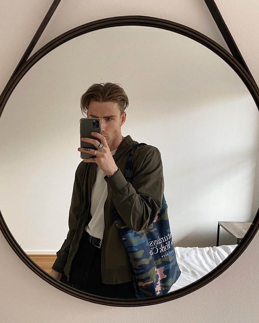 THOMAS DAVENPORTのインスタグラム：「steppin’ out in @theiconicmen #THEICONICpartner」