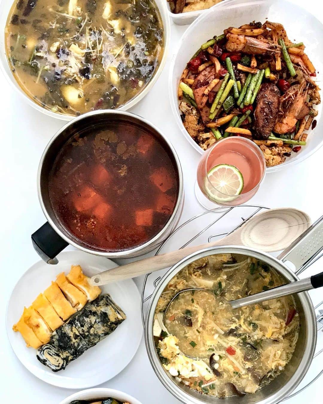 Li Tian の雑貨屋さんのインスタグラム写真 - (Li Tian の雑貨屋Instagram)「Lovely weekend gathering with home cooked dishes rarely found elsewhere 😋There’s 麻辣鴨血, 酸辣湯, shredded chicken, kimchi pickled cucumbers, tamagoyaki with sesame and marshmallow! Host was afraid that there was not enough food and ordered Sour spicy fish, mala xiang guo and stir fry egg plant from @chengdusg   Thanks @xinxuanyang22 and Karl for the hospitality 😊」10月18日 19時11分 - dairyandcream