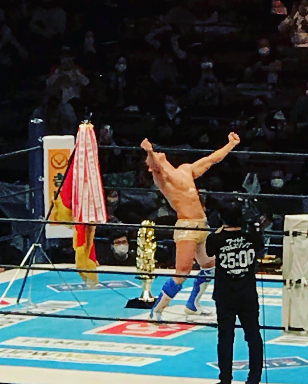 ハチミツ二郎さんのインスタグラム写真 - (ハチミツ二郎Instagram)「G1クライマックス決勝観に行く前にスープを仕込んでおいて、帰ったらすぐじろちゃんこ。 こうしておけば両国に後ろ髪を引かれない。  #ちゃんこ #じろちゃんこ #g1climax」10月18日 19時12分 - jirohachimitsu