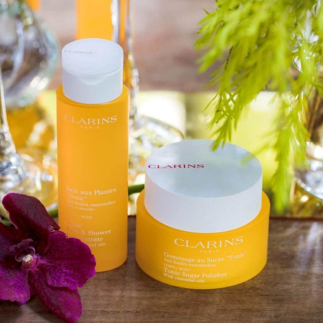 Clarins Italiaさんのインスタグラム写真 - (Clarins ItaliaInstagram)「Una coccola tonificante!⁣ .⁣ .⁣ .⁣ .⁣ .⁣ Approfitta della domenica per rilassarti con una routine corpo che risveglia corpo e spirito!⁣ Tonificata, affinata e levigata, grazie al Bagno Doccia Piante "Tonicità" la pelle del corpo ritrova un aspetto splendido e radioso! Un trattamento detergente concentrato che si attiva con il calore di un bagno o di una doccia, rilasciando aromi di rosmarino, menta e geranio. Non dimenticare di effettuare il gommage prima di immergerti nella vasca!⁣ ⁣ #Clarins #TrattamentiCorpo ⁣ ⁣ Pic 📸 : @Clarinsth」10月18日 19時24分 - clarinsitalia