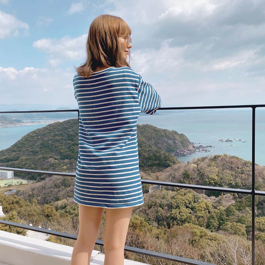 柴田あやなのインスタグラム：「完全に載せるタイミング逃しまくってたコロナ前の高知旅行🌳 ずっと泊まりたかったヴィラサントリーニっていうホテルに泊まりました、、とてもきれいで最高だったよ❤︎  めちゃくちゃ旅行に行きたいんだけどお引越が控えてるので行きません。涙　温泉とか行きたいなあ〜。  あっ履いてないみたいになってるけどショーパン履いてます👌🏻ショーパンって言い方古い？（笑）でも他に言い方ないよね短パン？」