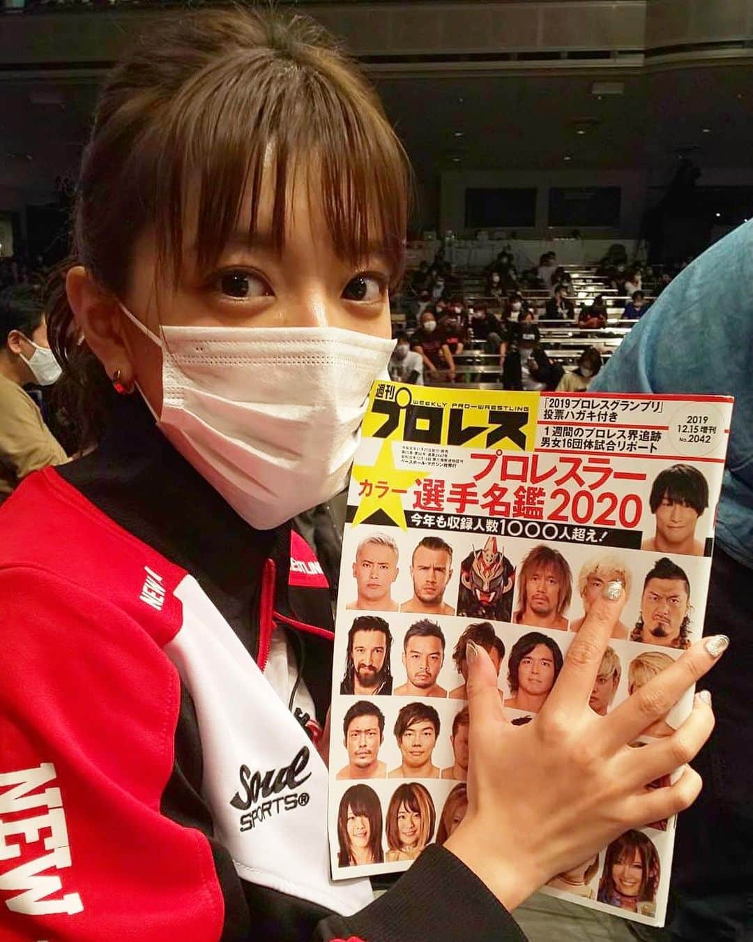 三谷紬さんのインスタグラム写真 - (三谷紬Instagram)「* G1CLIMAX30観戦してきました！！ 興奮冷めやらぬまま投稿です！ プロレス初観戦は感動と刺激と興奮の嵐でした🥳 特に優勝決定戦である 「飯伏選手 vs SANADA選手」の試合は 最後までどちらが勝つかわからない手に汗握る展開で ハラハラドキドキしました🥺💓 本当にお疲れ様でした！ 新日ちゃん。でご一緒し、 レクチャーを受けた棚橋選手の写真も📸 まだまだ鍛錬が必要な出来ですが… 最後に蝶野選手にご挨拶に伺ったら 写真を撮ってくださいました…！ 怖い人とばかり思っていたのですが、 とてつもなく優しい方でした😭 新日ちゃん。も見てくださっているようで👏 より一層頑張ろうと思えた日でした！ プ女子になりそうです、私🤭 選手の皆さん、改めてお疲れ様でした！ * #g1climax#g1climax30#新日本プロレス#新日#両国国技館#プロレス#優勝#決定戦#飯伏幸太 選手#sanada 選手#棚橋弘至 選手#蝶野正洋 さん#感動#刺激#興奮#新日ちゃん#バラエティ#テレビ朝日#アナウンサー#三谷紬」10月18日 19時20分 - mitani_tsumugi