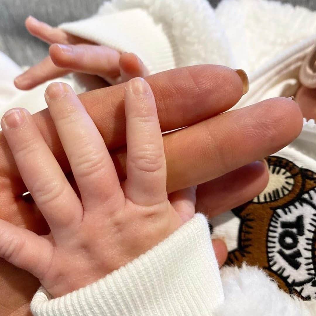 People Magazineさんのインスタグラム写真 - (People MagazineInstagram)「Yolanda Hadid is one proud grandma! ❤️ "My heart is expanding with so much love and joy for this little baby girl she is an angel sent to us from above.....Thank you Mommy & Daddy for making me a Oma, I love every minute of it 🥰," the former Real Housewife wrote.  #Regram @yolanda.hadid」10月19日 6時16分 - people