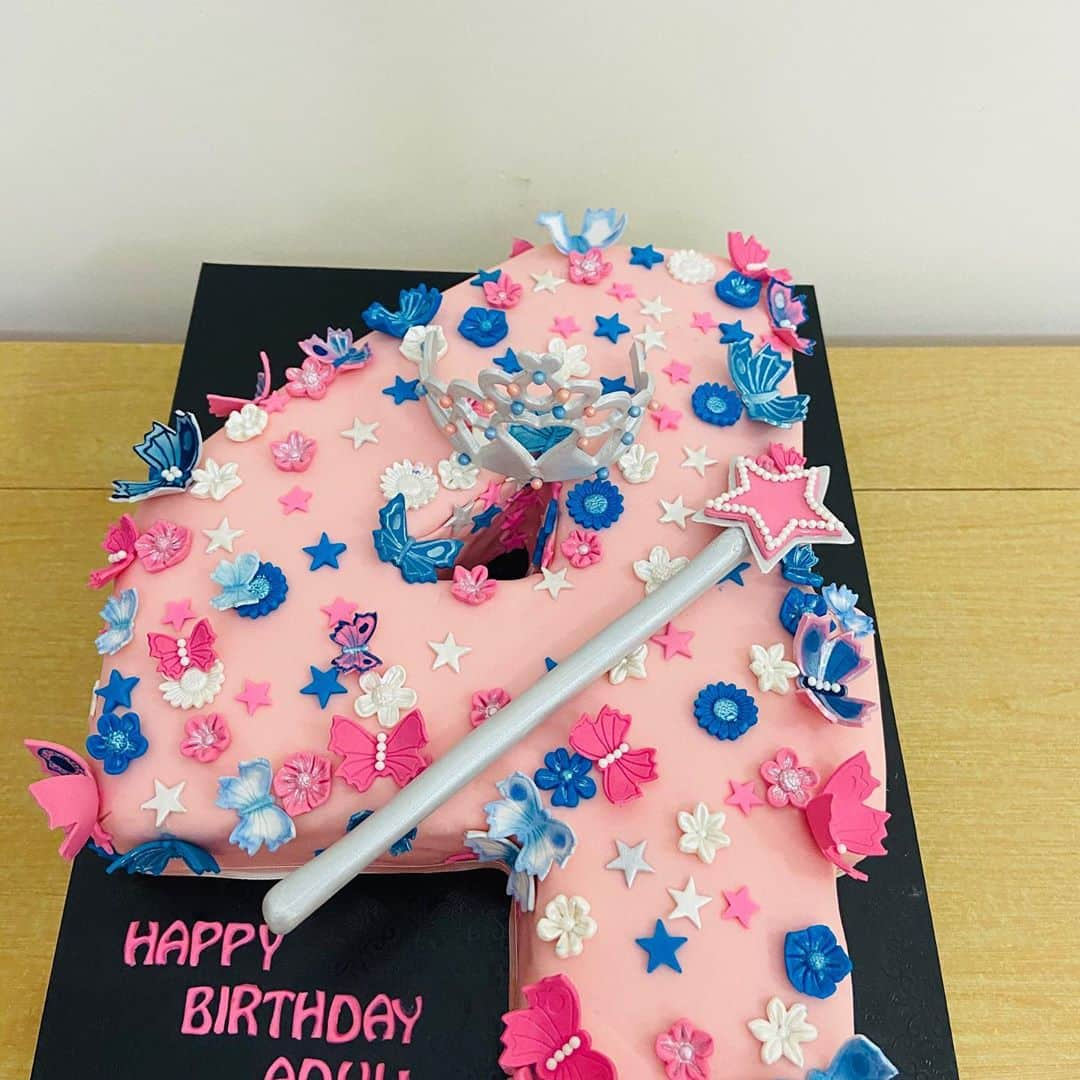 SUPER CAKESさんのインスタグラム写真 - (SUPER CAKESInstagram)「Number cake   #redvelvetcake #creamcheesefrosting #princesstiara #magicstick #fondantflowers #fondantbutterflies #Numbercake #birthdaygirl #cakedecorating #homemadecake #pinkandbluetheme #homebaker #cakephotography #loveforbaking #cakelove #qatarbaker #latepost」10月19日 4時51分 - super.cakes