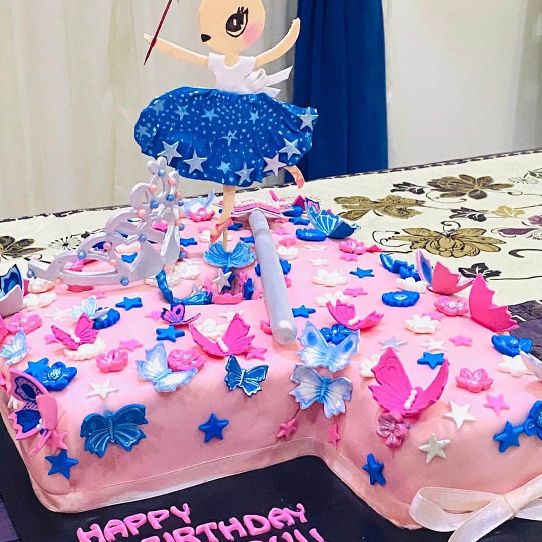 SUPER CAKESさんのインスタグラム写真 - (SUPER CAKESInstagram)「Number cake   #redvelvetcake #creamcheesefrosting #princesstiara #magicstick #fondantflowers #fondantbutterflies #Numbercake #birthdaygirl #cakedecorating #homemadecake #pinkandbluetheme #homebaker #cakephotography #loveforbaking #cakelove #qatarbaker #latepost」10月19日 4時51分 - super.cakes