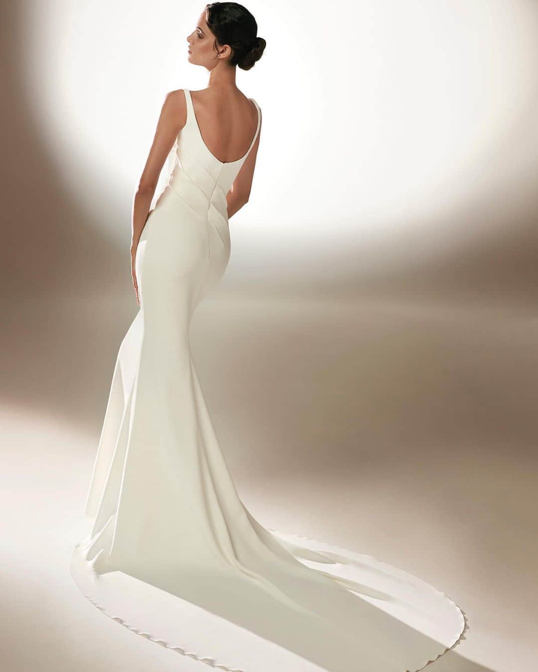 Pronoviasさんのインスタグラム写真 - (PronoviasInstagram)「A sleek sheath of a gown in soft crepe defines your figure. The Rian dress is perfect for pairing with statement making accessories such as this tufted chiffon train. Try it on at your nearest #Pronovias.」10月19日 4時52分 - pronovias