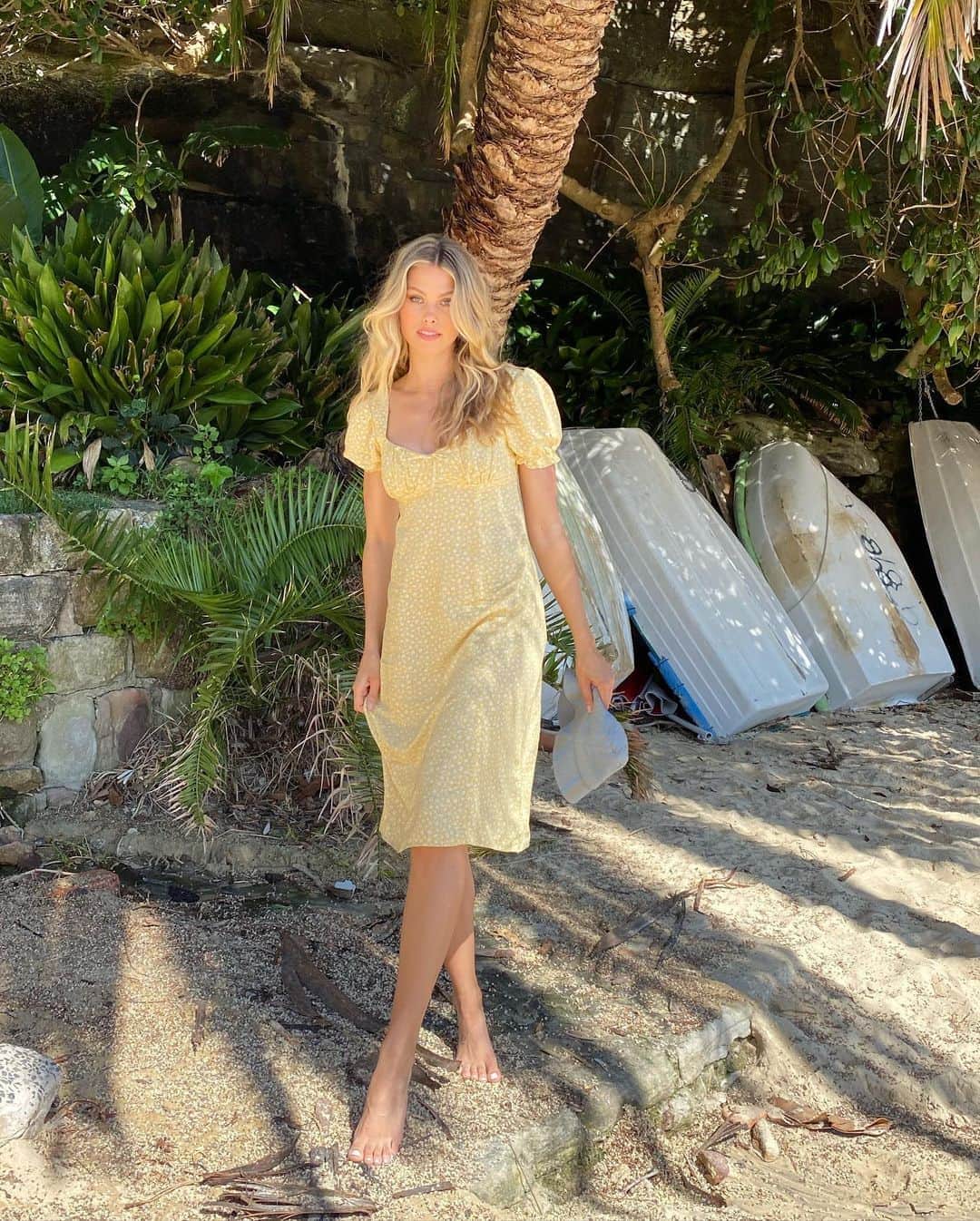 のインスタグラム：「Always happier when the sun is out ☀️🌼 Hope everyone had a beautiful weekend 💛💛💛」