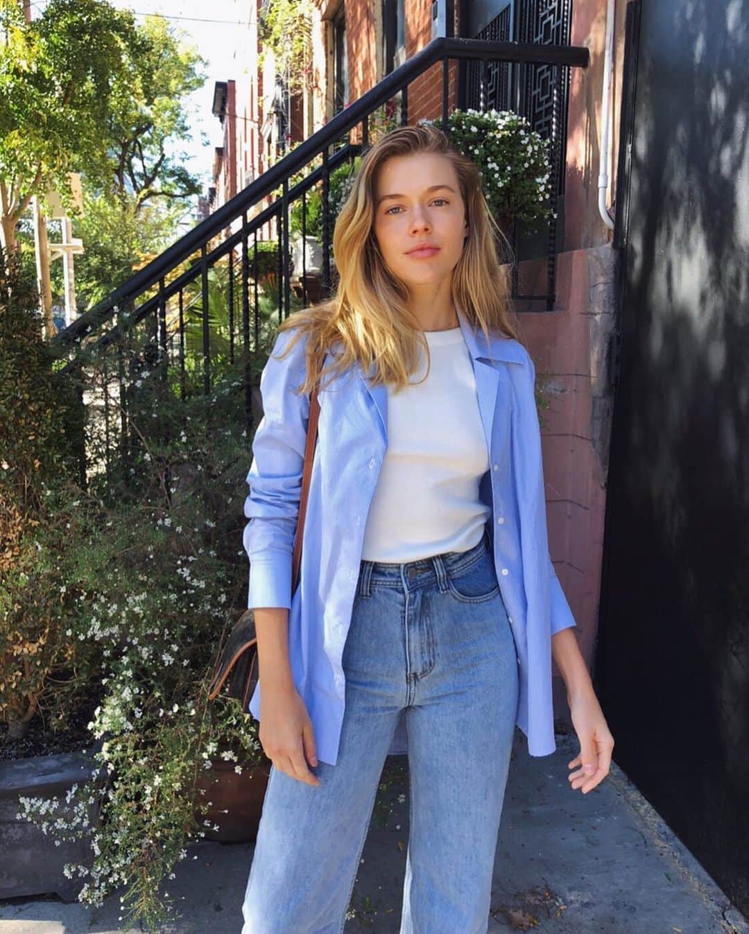 Victoria Leeのインスタグラム：「Sunday blues 💙 @viktoriaandwoods」