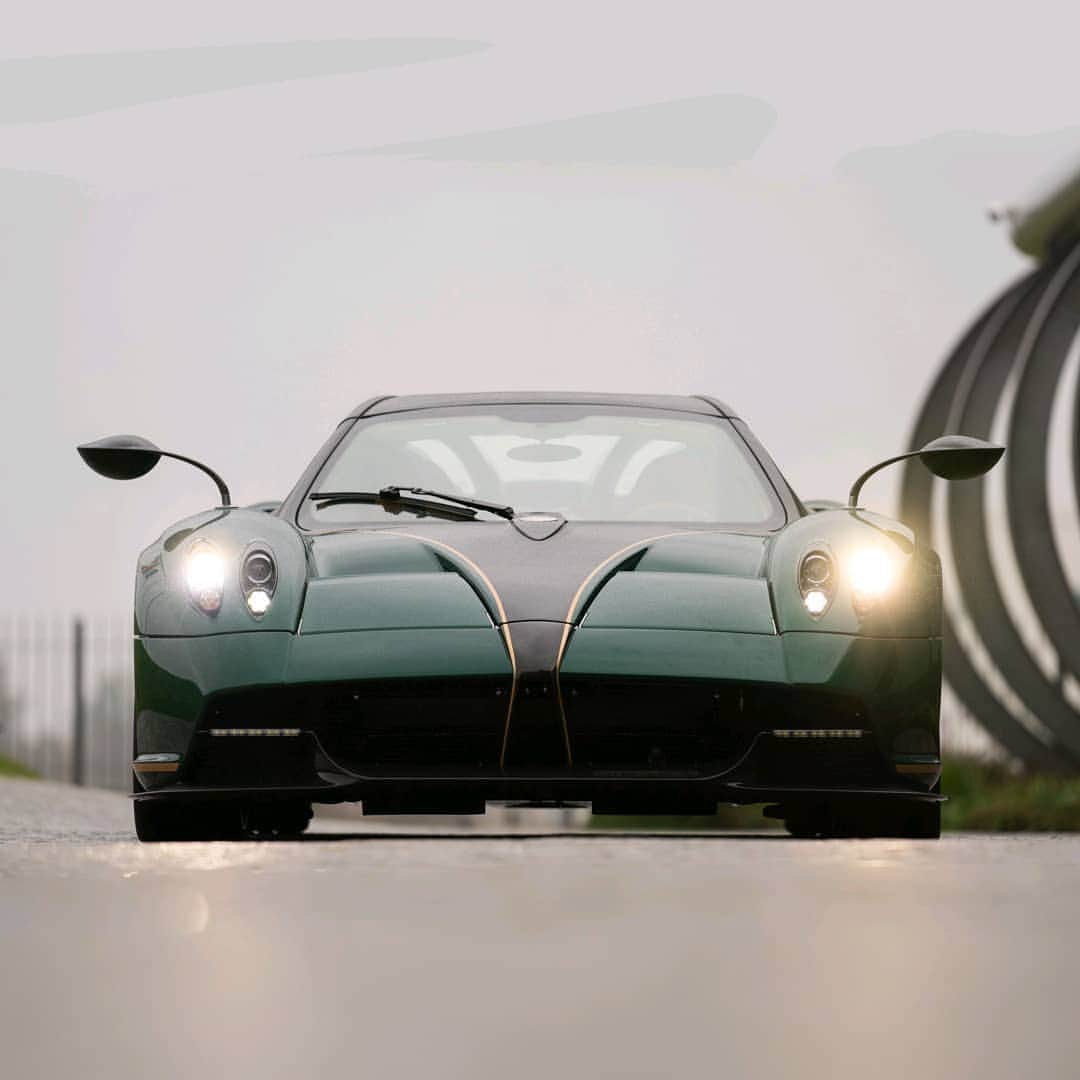 パガーニ・アウトモビリのインスタグラム：「The Verde Trifoglio on the Huayra Roadster is mind-blowing.⠀ ⠀ #pagani #huayra #huayraroadster」
