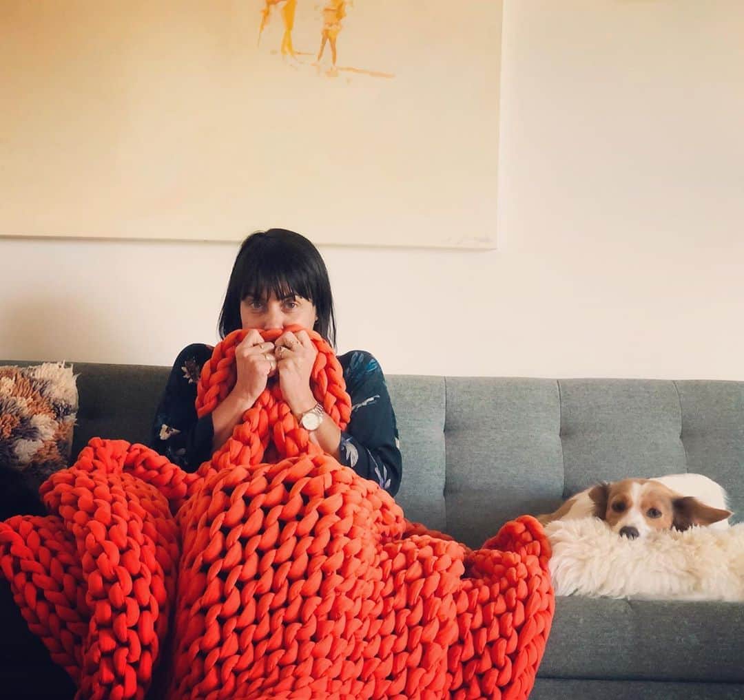 コンスタンス・ジマーのインスタグラム：「OMG!! I have wanted one of these @mybearaby weighted blankets for so long! OCTOBER is a great time (my birthday month) to get one (limited run color) and in honor of #Halloweenathome (for most of us) they have partnered with @thisbar so every purchase of their #ThisSavesLives bundle (you get treats too) they will send life-saving Plumpy Nut packets to a child in need through @actionagainsthunger! It only takes 3 packets a day of Plumpy Nut for 8 weeks to take a child from severely malnourished to completely healthy!! We may not have trick or treating in LA this year, so this is where you’ll find me, under my Napper blanket knowing that kids who need a lot more than candy, will be getting some treats! #sundayselfie」