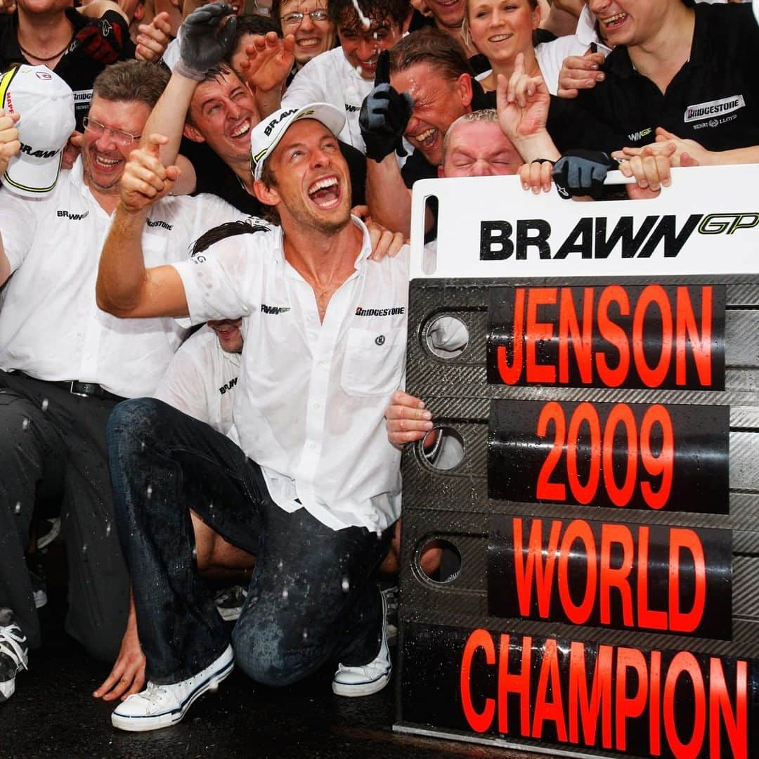 F1さんのインスタグラム写真 - (F1Instagram)「On Top Of The World ⏮ .  11 years ago in Brazil, world title glory for both Jenson Button and Brawn GP after a fairytale season 🏆 🏆 .  And how 'bout those celebrations... 👀 🥳 .  #F1 #Formula1 #BrazilGP #OnThisDay #JensonButton @jensonbutton」10月19日 5時13分 - f1