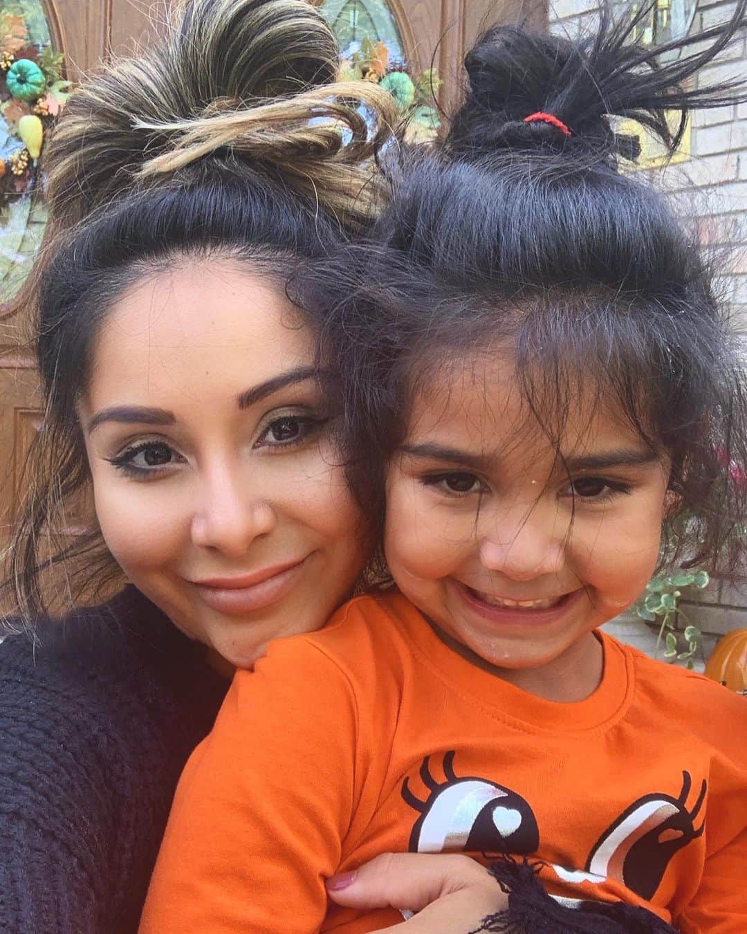 ニコール・ ポリッツィのインスタグラム：「MAWMASSSSS 🙏🏽👩🏽👧🏽」