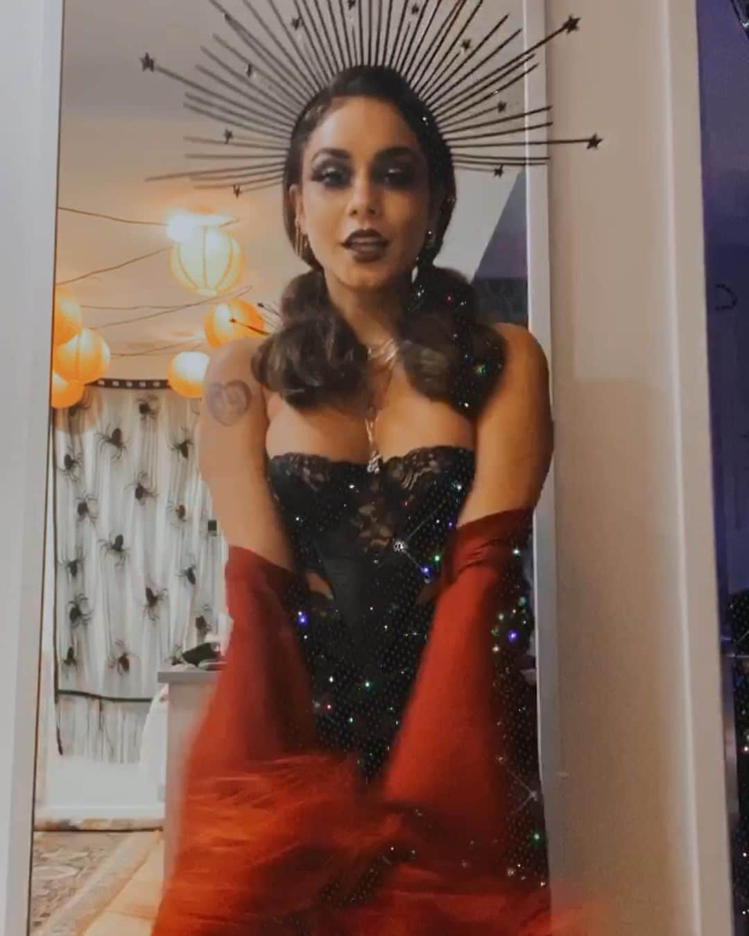 ヴァネッサ・ハジェンズさんのインスタグラム写真 - (ヴァネッサ・ハジェンズInstagram)「I was very inspired by Cabaret❤️」10月19日 5時19分 - vanessahudgens