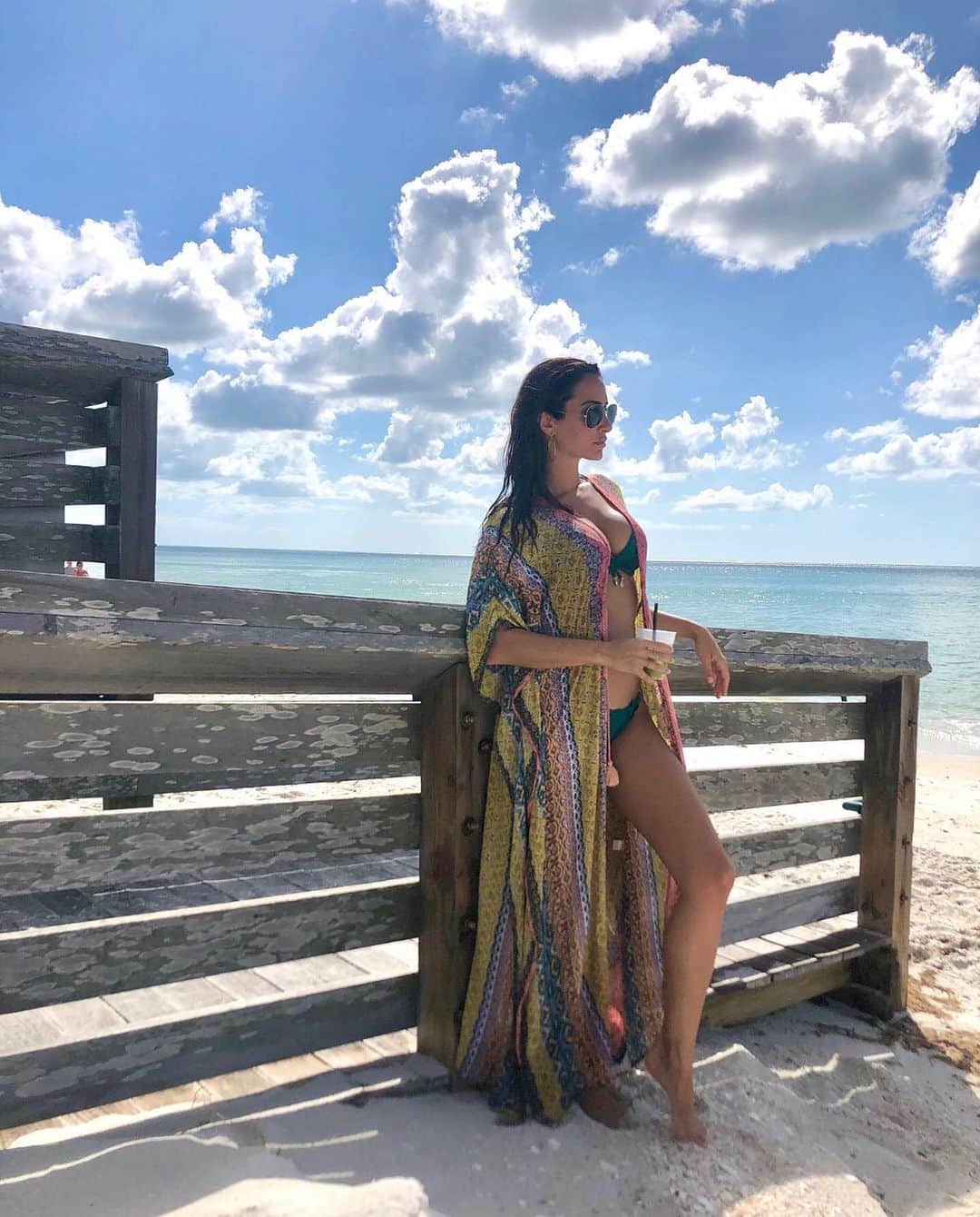 ドナ・フェルドマンのインスタグラム：「Pristine sand and glittering waves here on the Florida coast . . . @ritzcarltonresortsofnaples @lovestitchclothing #idontwanttogohome #paradise」