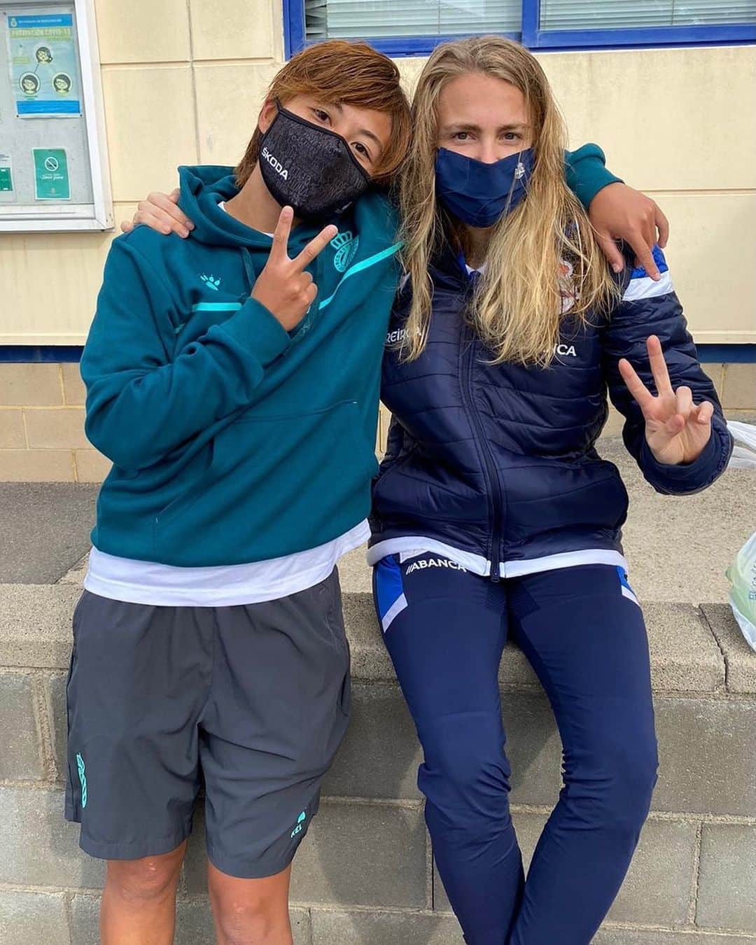 山本摩也のインスタグラム：「.﻿ ﻿ Fue un poco extraño jugar contra ti Fue muy feliz verte de nuevo﻿  Te deseo toda la suerte desde la distancia, mi gran rival y gran amiga!!  ﻿ 🐼🧤💥🐈🦖🍨💩」