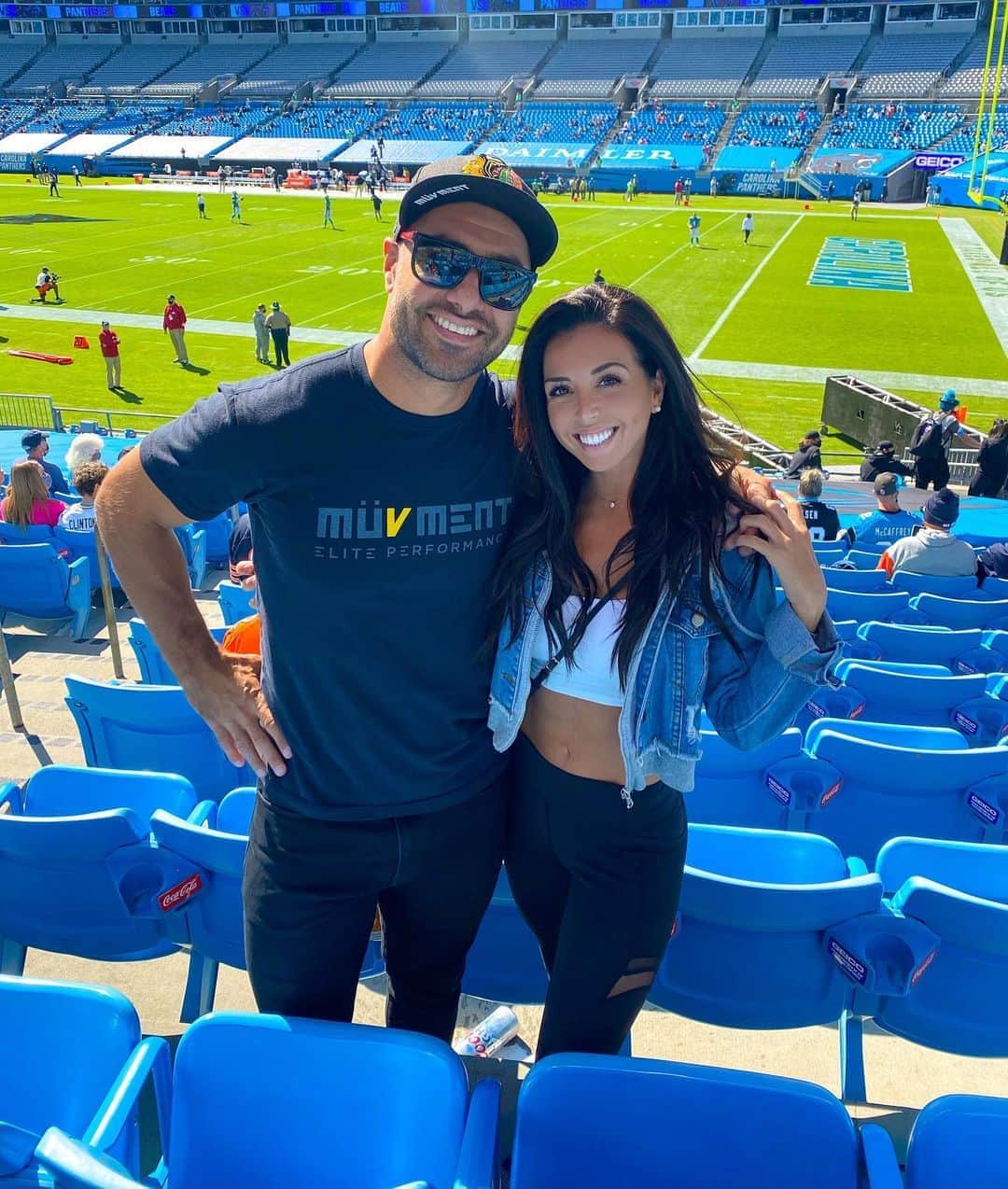Ainsley Rodriguezさんのインスタグラム写真 - (Ainsley RodriguezInstagram)「PSA: still not a Bears 🏈 fan but 5-1 okayyyyy. Now impromptu trips ✈️ and sporting events - that I’m a fan of 🙃 . We made an impulsive decision less than 24 hours ago to hop on a plane and catch the Bears game in Carolina today 🤷🏻‍♀️! I’ll need a great BBQ spot for dinner after the game before we head back so feel free to make suggestions if you live here 👇🏻!!  . Football / tailgate tip - I’m a tequila girl duh - but at sporting events hard liquor is probably a bad idea lollll. I don’t like beer too much so hard seltzer’s at 100 cals a pop are prob your best bet here! Argue with me on this one but out of white claws and truly I actually prefer these bud light seltzer’s (not sponsored)! As far as food goes try to eat before and after the game instead of at the game due to limited options! My clients get my first hand tips on how and what to eat while they travel while still enjoying themselves! ☺️ You gotta live it to preach it! . Game tip 2: don’t spill your mans beer - whoopssss 😬 . #gobears #beardowb #gosteelers 🖤」10月19日 5時43分 - ainsley
