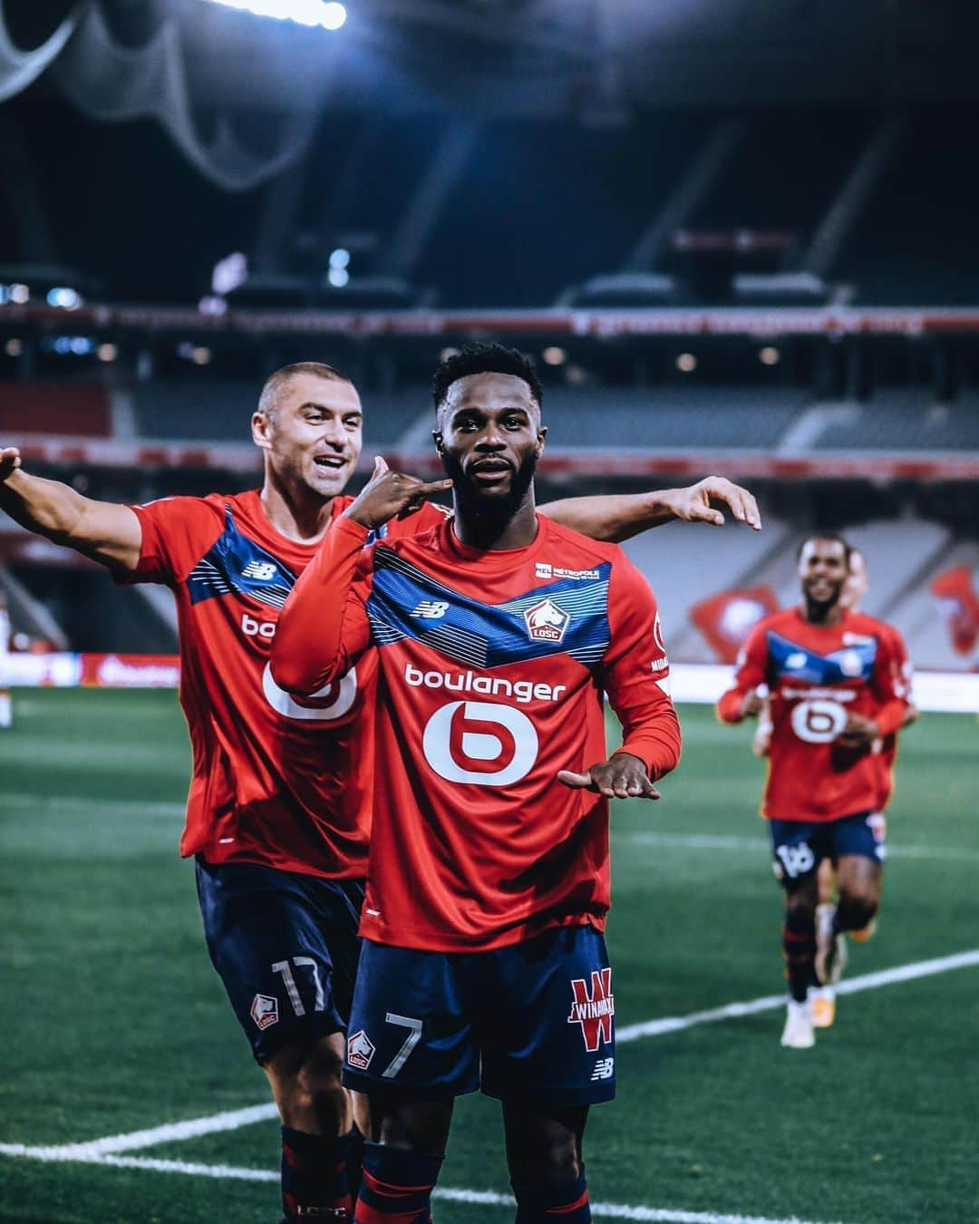 リーグ・アンさんのインスタグラム写真 - (リーグ・アンInstagram)「Soirée parfaite pour le @losclive et @djobamba qui remportent le derby du Nord ! 🤙 . @losclive 🆚 @rclens (4-0) . It was all LOSC in the Derby du Nord! . #Ligue1UberEats #LOSC #Lille #Lens #RCL #Derby #Nord」10月19日 5時53分 - ligue1ubereats