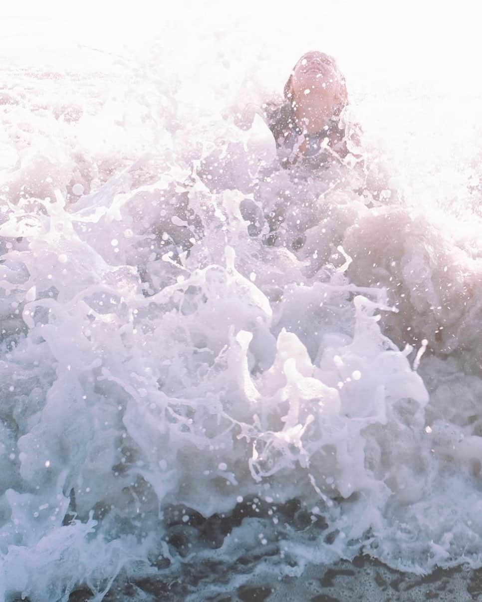 ライアン・ダニエル・ドブソンのインスタグラム：「When at the beach, I’m often struck by how the city disappears. Facing toward the ocean - if you’re out far enough to feel the water - even your peripheral vision can’t see the buildings and the people. For you, in that moment, busy life behind no longer exists; like an infant without object-permanence. The waves are loud enough to drown out the car horns and phone alerts and talking heads.   Everyone goes to the beach and says “We really should do this more often.”   Getting to the water is the challenge.」