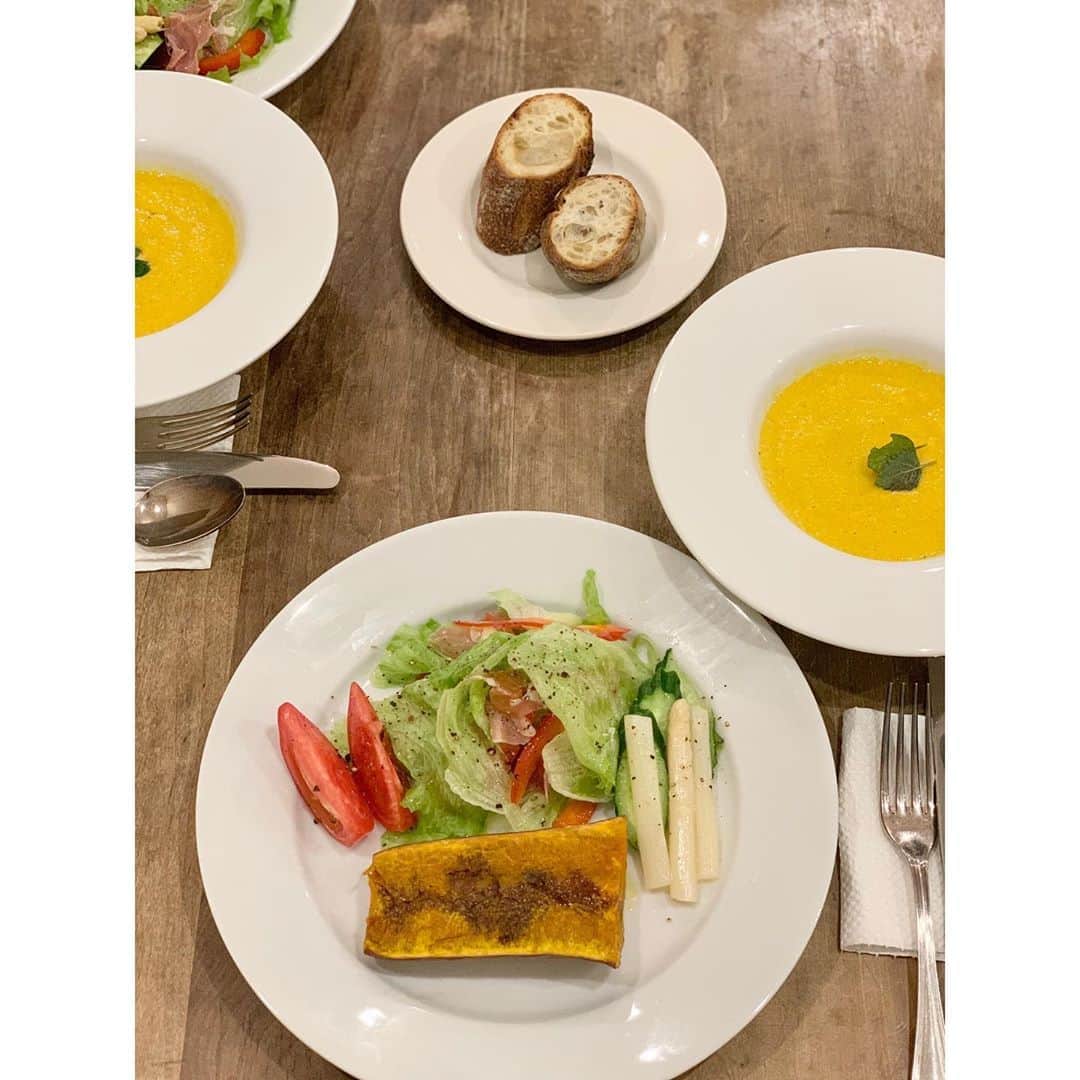 藤原美智子さんのインスタグラム写真 - (藤原美智子Instagram)「・ 恒例、#夫週末料理 は #つるくびカボチャ を使った料理2種。  #カボチャスープ の材料 つるくびカボチャ、玉ねぎ、バター、白バルサミコ、白ワイン、オリーブオイル  そしてステーキのように見える(それともフランスパンの半分という感じかなぁ？) #つるくびカボチャのガーリックソテー 赤バルサミコがけ  ちょっと早いハロウィンメニューという感じでしょうか🎃 カボチャ料理って色が綺麗なので、気持ちがパッと明るくなりますね💓 #おうちごはん #料理男子 #カボチャ #カボチャ料理  #藤原美智子 #fujiwaramichiko #ladonna #michikolife」10月19日 5時48分 - michiko.life