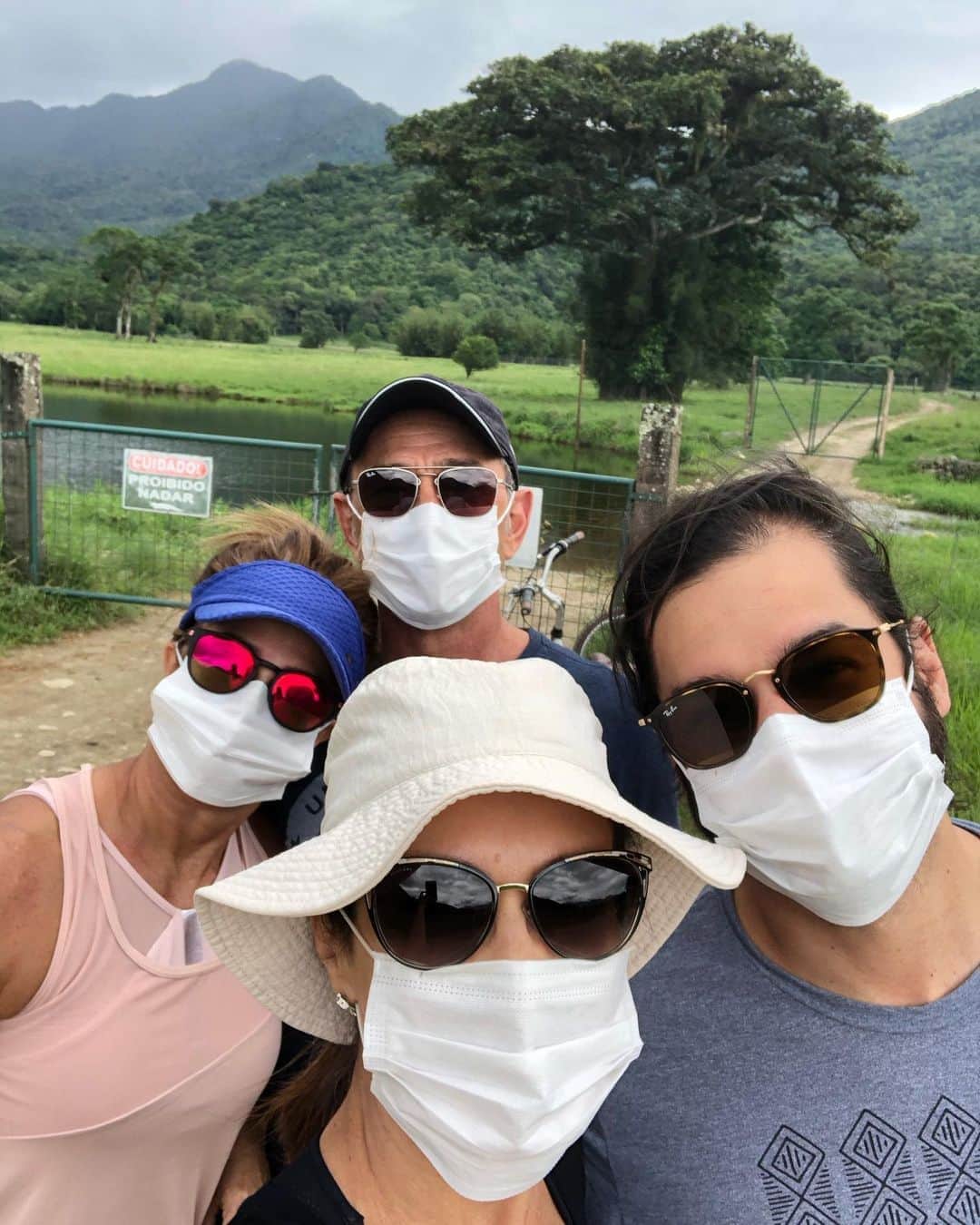 ファチマ・ベルナルデスのインスタグラム：「Esse contacto com a natureza e com amigos queridos recupera as energias da gente pra mais uma semana. Fico feliz e me sinto abençoada por conseguir ter quem amo por perto. #cadaminutoimporta 🌿🌱❤️」