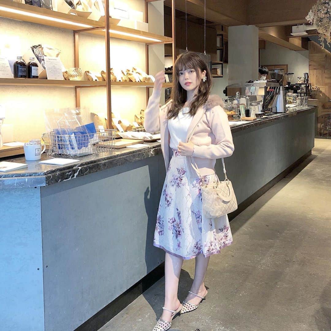 のインスタグラム：「おはよう🌞  昨日iPhoneアップデートした📱🤤  なんだか色々変わってていじるの楽しい😆❤️  そういえば前にダリアクリニックでシミケアをしてもらってから明らかにシミが薄くなった場所と、シミが消えた場所があって嬉しい😭  #mischmasch #ミッシュマッシュ #花柄スカート　#モコモコパーカー　#池袋カフェ #韓国ファッション #パンプス　#シミケア　#ミニバッグ　#パーカーコーデ #秋コーデ #きょコ　#秋服コーデ #153cmコーデ #池袋グルメ #池袋ランチ #池袋モーニング　#早朝カフェ　#ダリアクリニック」