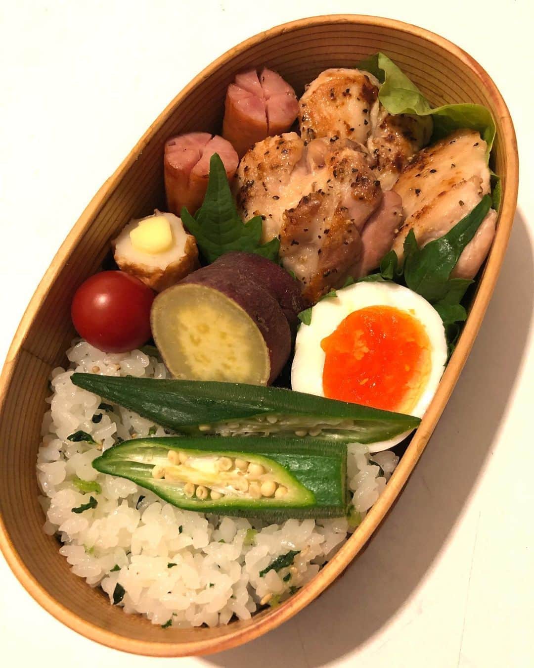 のインスタグラム：「土曜日のお弁当(o^^o)  土曜日のお弁当は3年生からなので、息子殿だけ。  3時間授業なんだから、そのまま帰ってこれたらいいのに、なぜかお弁当食べて下校！  週6弁当はキツいわ〜（笑）  でも息子殿だけだったので、息子殿が好きなレモンペッパーチキンに！  私は子供達の支度をして、送り出しだけパパに頼んでから豊洲市場へ(≧∀≦)  いつもの美味しいマグロを買って、天然鯛やカツオ、牡蠣、ウニ、イカとかもゲット！今回は買わなかったけど、最近いつも買ってるシャケの切り落としが安定の安さで、つい手が出そうになったよ（笑）まだ冷凍ストックに残ってるし我慢ね(o^^o)  筋子は帰ってほぐして醤油漬けに(//∇//)  うーん、たまらん！  この日は息子殿の学校のママ友と行ったので、帰りにお茶とモーニングして帰宅。  やっぱり楽しい豊洲市場でした〜(๑>◡<๑)  #甘糟ご飯#ご飯#昼ごはん#ランチ#弁当#曲げわっぱ#わっぱ弁当 #レモンペッパー#bento#lunch#lunchbox#豊洲市場#買い出し#本マグロ#ご馳走」