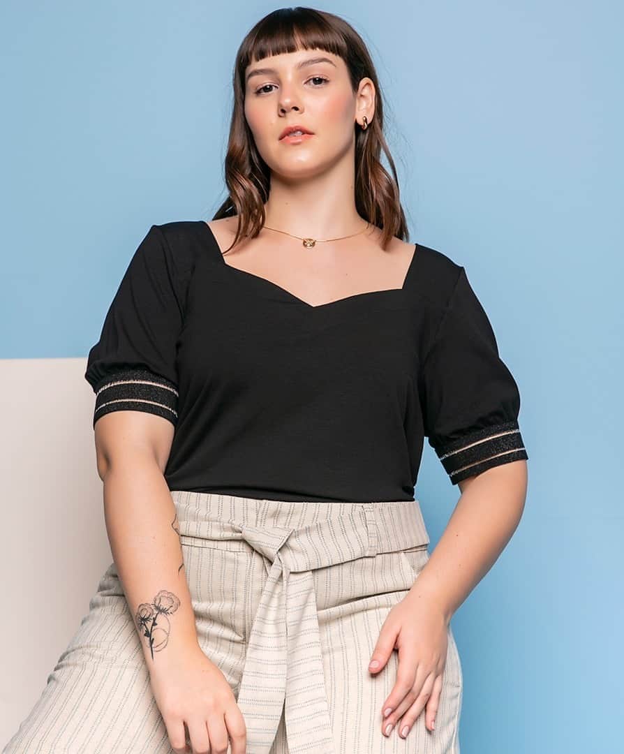 のインスタグラム：「A blusa preta é item indispensável em qualquer closet, a qualquer temporada! Arraste para o lado e descubra qual combina mais com você. #decencia #modaplus #plussizeonline #plussizeatacado」