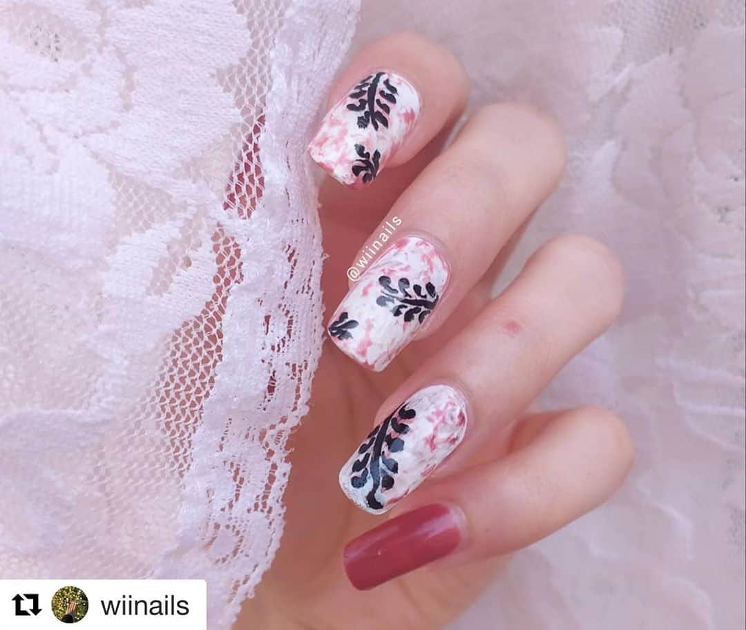 Nail Designsさんのインスタグラム写真 - (Nail DesignsInstagram)「Credit: @wiinails  ・・・ 🍃 Some more pics of this mani 🥰 some close ups and some pics outside with a sunlight ☀️  Liked them ?  . . . . . . . . . #closeups #nailsart #dz #piové #algerienne #marble #drymarble #leaves #classy #nailart #nails4today #nails2inspire #nails #freehand #nailvibes #nailartfeature #uñas #unhas #cutenails #fallnailart #fall #nailswag #nailblog #vernisaongles #nailpolishaddict  #conceptnailart #nailsforinstagram #explore #trending #nailspafeature」10月18日 21時18分 - nailartfeature