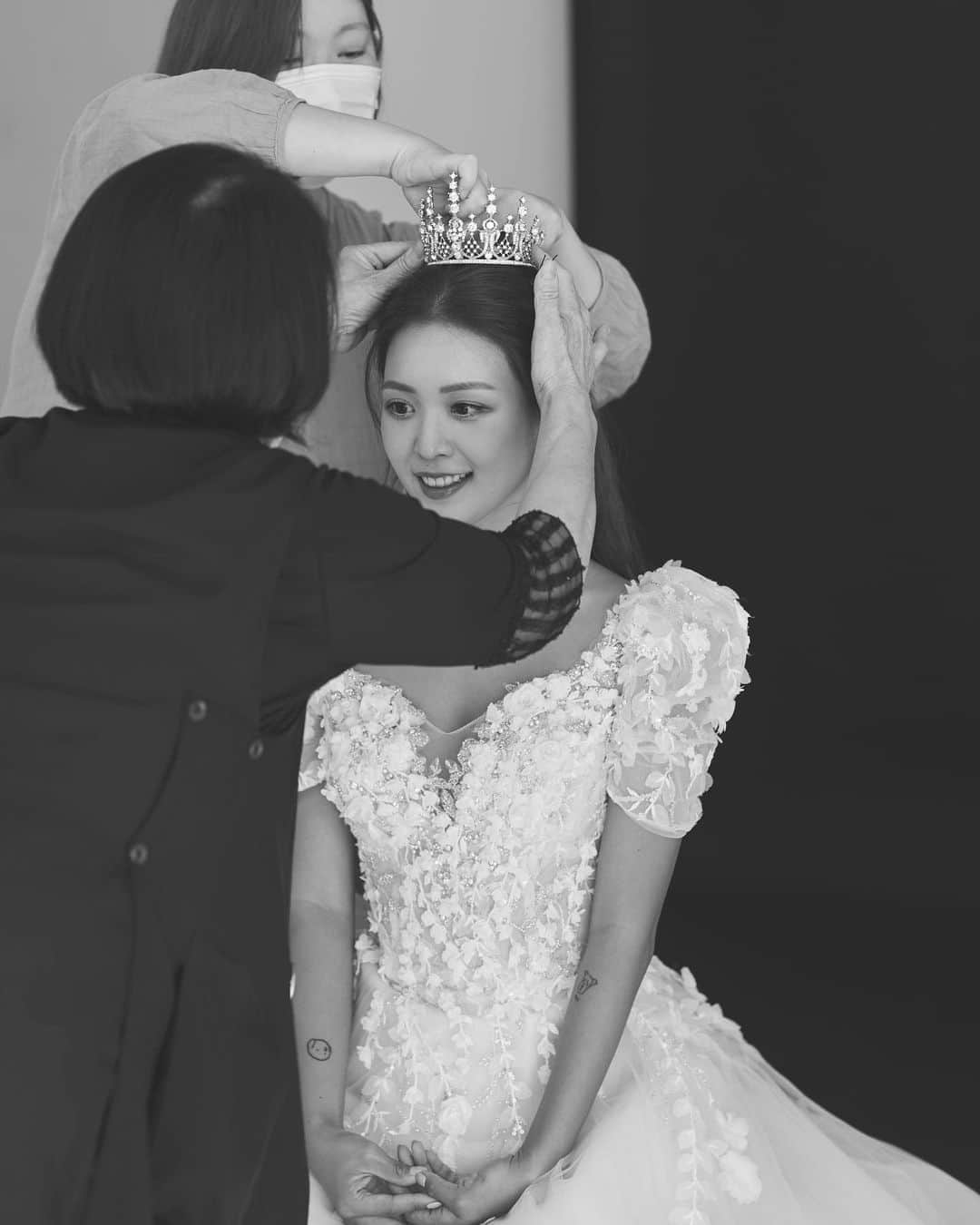 キム・ダヘのインスタグラム：「잊을만하면 계속 나오는 웨딩사진 🤣🤣🤣🤣🤣」
