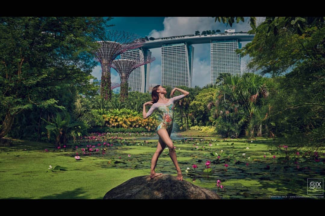 峯岸伽奈のインスタグラム：「. . . 🌴🍀🌿☘🌼🌳🇸🇬  Awesome photo shoot with @sixsenses.irving 🙌🙏  perfect matching leo by @alice_tiara.ballet 😘  #dancephotography　#balletphotography #balletdancer #ballerina  #singaporelife　#gardensbythebay　 #バレリーナ #バレエ #シンガポール」