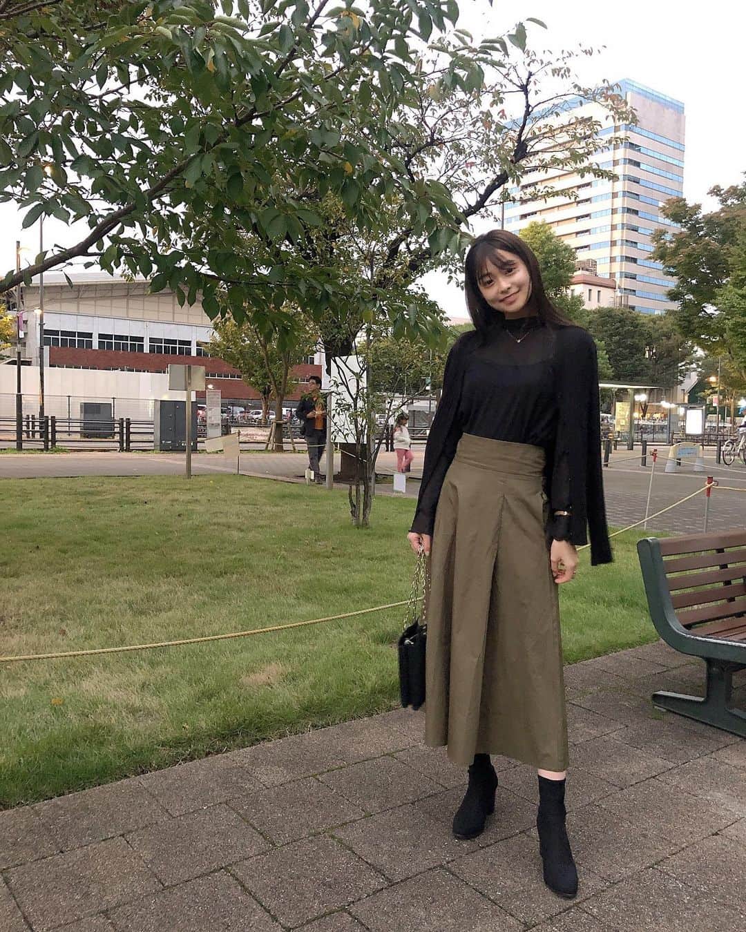 のインスタグラム：「#今日のコーデ 🌵﻿ ﻿ ﻿ 今日は天気が良くて公園日和✌︎﻿ ﻿ 晴れてると新しいお洋服着て﻿ 出かけたくなる🥺﻿ ﻿ お気に入りのこのスカート、﻿ 後ろがリボンになってて可愛いの〜❤︎﻿ ﻿ ﻿」