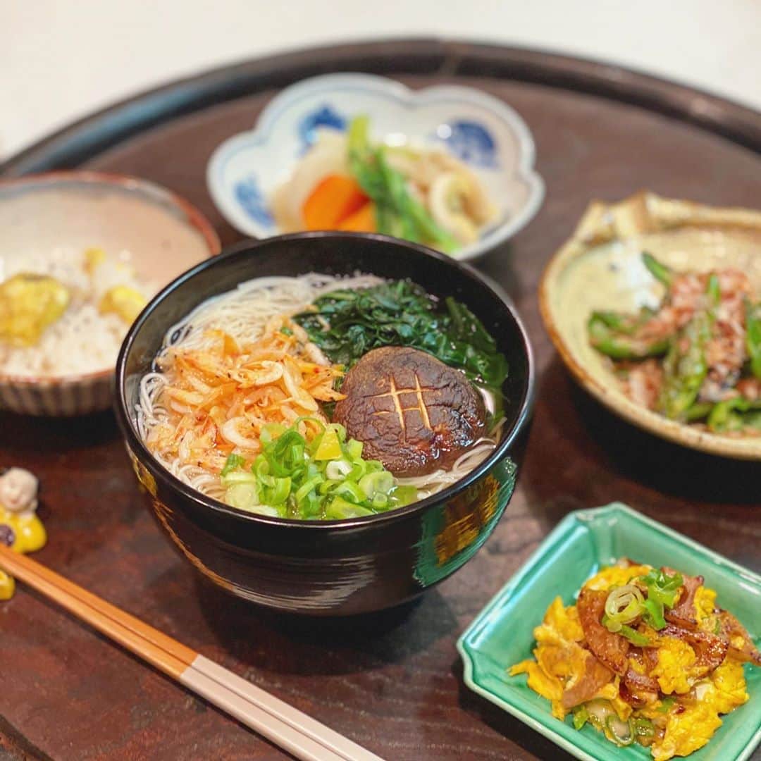 のインスタグラム：「にゅうめんと栗ごはん  栗ごはんは画像4枚目の 秋のMamazonから 他には渋皮煮、マロンケーキ 栗きんとん、紅玉のコンポート いただきます!  にゅうめんには乾煎りした冷凍桜海老 焼き椎茸、ほうれん草  蕪と人参、えのきときざみ揚げの煮物  焼いた甘長とうがらし 花鰹だけで美味しい  蓮根のきんぴらの卵とじ  #銀寄#栗#栗ごはん#にゅうめん#甘長とうがらし#蓮根のきんぴら#和食」