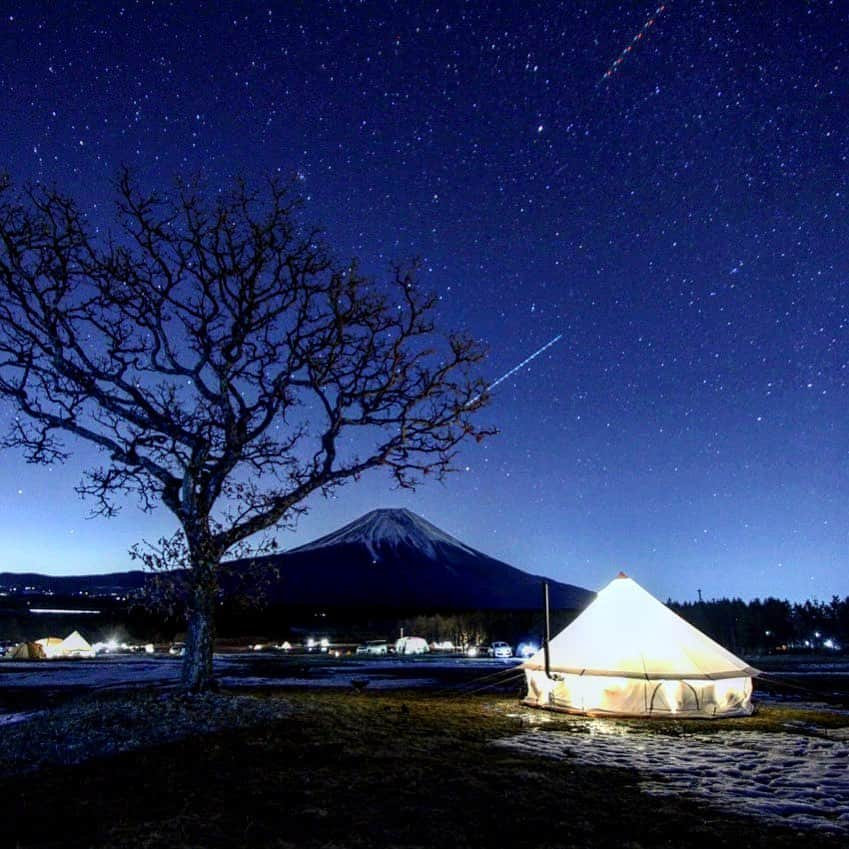 marikoさんのインスタグラム写真 - (marikoInstagram)「#キャンプ#camp#camping #outdoor #アウトドア#キャンプ飯#cafe #カフェ#朝ごはん#富士山#ふもとっぱら#instagood #instafood #外カフェ#女子キャンプ#女子キャン#冬キャンプ#冬キャン#薪ストーブ#薪ストーブのある暮らし #雪#雪中キャンプ  #外ごはん#outdoorlife#canon#外ご飯#カフェご飯# * * 2020.10.13 * * 雪化粧の富士山🗻✖️シンボルツリー✖️満天の星空✖️雪❄️  * * 全てが ベスポジ❤️ ✌🏻◎ * * #今日は富士山にしっかり雪化粧してたみたいでワクワクする😆✨❤️」10月18日 21時27分 - marimari8208