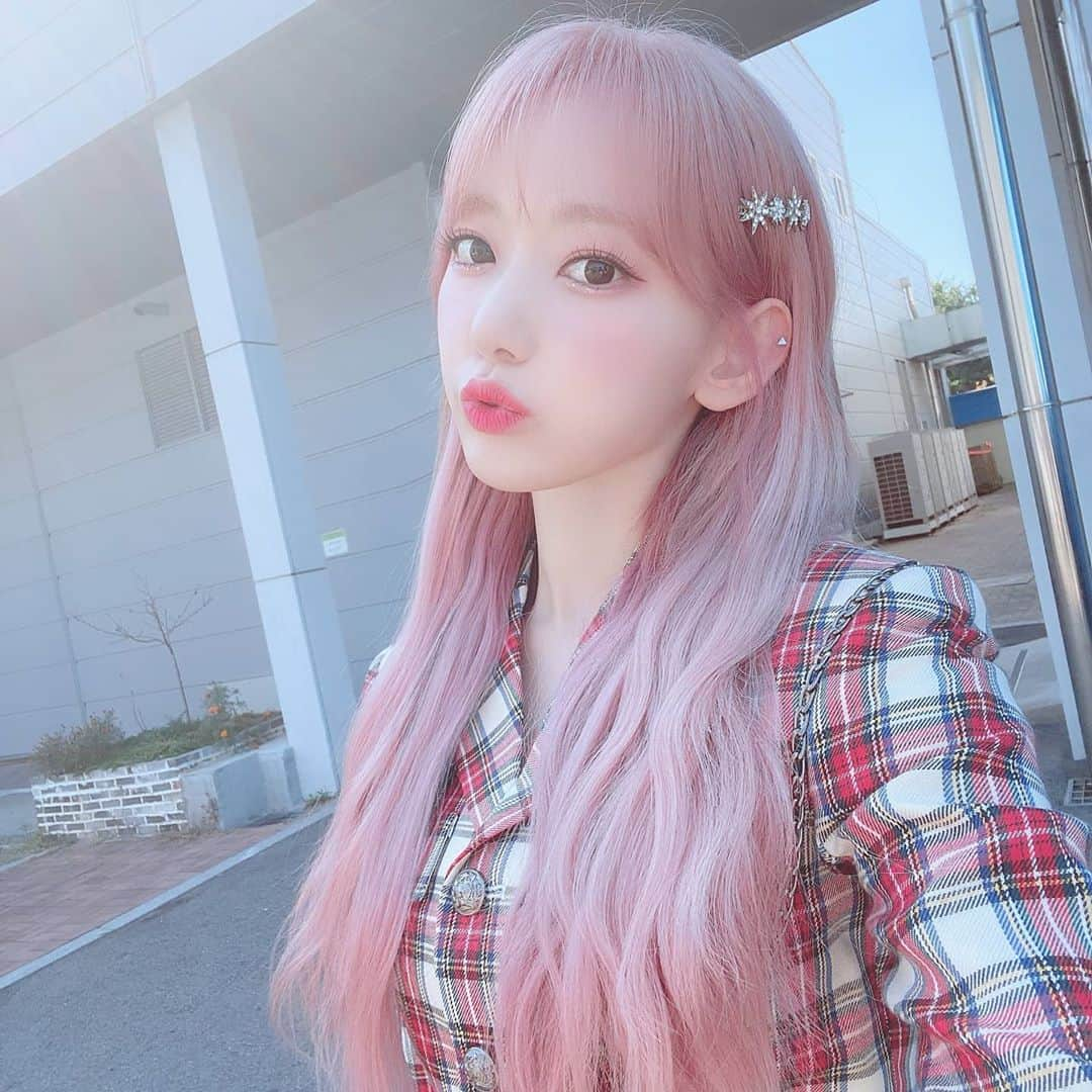 IZ*ONEさんのインスタグラム写真 - (IZ*ONEInstagram)「핑크🌸 벚꽃 꾸라 :)  Pink🌸桜　咲良  #사쿠라 #さくら #宮脇咲良 #IZONE #아이즈원 #アイズワン」10月18日 21時20分 - official_izone