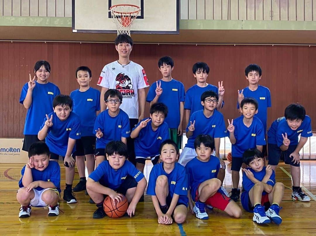 仲摩匠平さんのインスタグラム写真 - (仲摩匠平Instagram)「今日は、仁保小学校でクリニックさせてもらいました！ 最近は、小学生と関わる機会持たせてもらって、個人的にも成長させてもらってます！ またいろんな子どもたちとバスケットを楽しんでいきたいと思います(^^) #スリストム広島 #バスケットボール #クリニック #トレーニング #ドリル #広島市 #仁保小学校 #enjoy」10月18日 21時25分 - shoheinakama