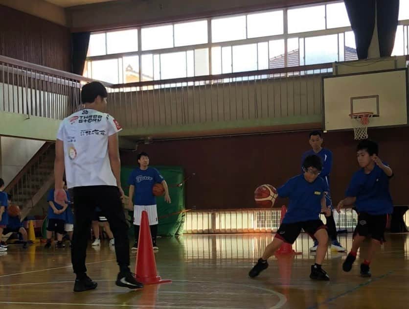 仲摩匠平さんのインスタグラム写真 - (仲摩匠平Instagram)「今日は、仁保小学校でクリニックさせてもらいました！ 最近は、小学生と関わる機会持たせてもらって、個人的にも成長させてもらってます！ またいろんな子どもたちとバスケットを楽しんでいきたいと思います(^^) #スリストム広島 #バスケットボール #クリニック #トレーニング #ドリル #広島市 #仁保小学校 #enjoy」10月18日 21時25分 - shoheinakama