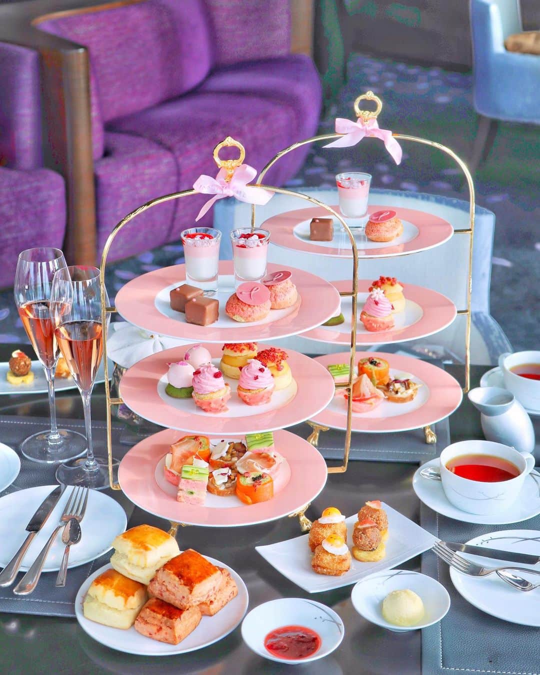 のインスタグラム：「🎀🍰🎀🍰🎀﻿ ﻿ ピンクリボンキャンペーンの﻿ ペニンシュラ東京の『ピンクアフタヌーンティー』🎀﻿ ﻿ いつもは1階のザ・ロビーでいただけるのですが﻿ 今回は24階のPeterでも提供されるということで﻿ 初めてこちらでいただきました🍽😍🍰﻿ ﻿ こんな風に自然光がたっぷり入るのと﻿ ピンクのお皿が可愛くてきゅんです💗﻿ ﻿ ﻿ ペニンシュラのスコーンは﻿ ほくっとしっとりしていてとても好き😋💕﻿ ﻿ ﻿ ﻿ ﻿ #afternoontea#tokyocafe#ピンクアフタヌーンティー#ペニンシュラ東京#大手町カフェ#東京カフェ#アフタヌーンティー#애프터눈티#下午茶#みいきのカフェめぐり☕️🍰」