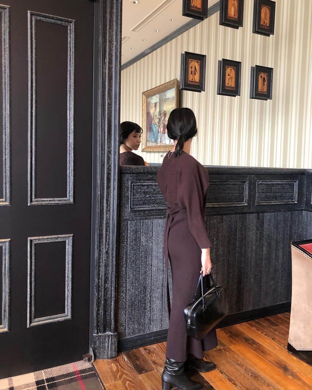 のインスタグラム：「. 沢山dm頂いたニットのセパレートの ワンピースは @casa_fline のモノです🤎 リラクシーさがありながらもエレガンスなワンピースで とってもお気に入り👗✨ . ルネサ〜ンスの乾杯で始まり笑 相変わらずくだらない話ばっかりの記念日lunch🥂😂 セルフで撮ると真面に写ってくれないのてなかなかいいツーショットが増えません🤷🏻‍♀️ この1年は考えたら今までで1番一緒に過ごす時間が多い1年になって嬉しかったな〜🌷 いつも有難うです🤍😌 これからも変わらず恋人みたいな関係でいられます様に🙏 11年目もどうそ宜しくネ👫🏻 . . #muuootd #結婚記念日 #casafline」