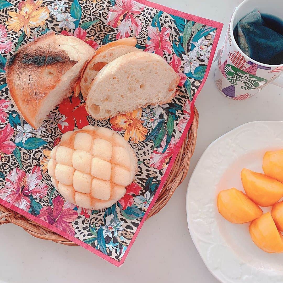 早川愛さんのインスタグラム写真 - (早川愛Instagram)「🥐🍞🥖  こんばんは🌙 今朝は珍しく簡単あさごぱんでした💛💛💛  群馬で大人気のメロンパンで有名なグンイチパンのまんぷくパンセットをお取り寄せ〜 @pane_delicia 💛💛💛  大人気のカリカリメロンパンはもちろん 大好きなクロワッサンや甘いチョコレート系やモッツァレラやカマンベールのチーズ系の食事パンとかいろんな種類が入ってます✨  天然酵母でもちもちでめっちゃ美味しくてついつい他のパンも食べたくなって2個3個...ととまりません...🤤💕💕  自然解凍してそのまま食べるのもおいしいけど、霧吹きでシューしてからトースターで焼くのもおススメだよ✨ 美味しいパンをストックできて冷凍庫がしあわせ...💗  群馬まで行かなくてもグンイチパンさんのオンラインショップで購入できて今なら先着100名限定でかわいいエコバック付きだよ🛍 🥐🍞🥖     #パーネデリシア #panedelicia #グンイチパン #メロンドパーネ #melondpane #パン屋 #パン #bakery #ベーカリー #パンのある暮らし #パン屋さん巡り #パン屋巡り #パン好き #群馬 #お取り寄せパン #お取り寄せグルメ #PR」10月18日 21時29分 - megumegu_1006