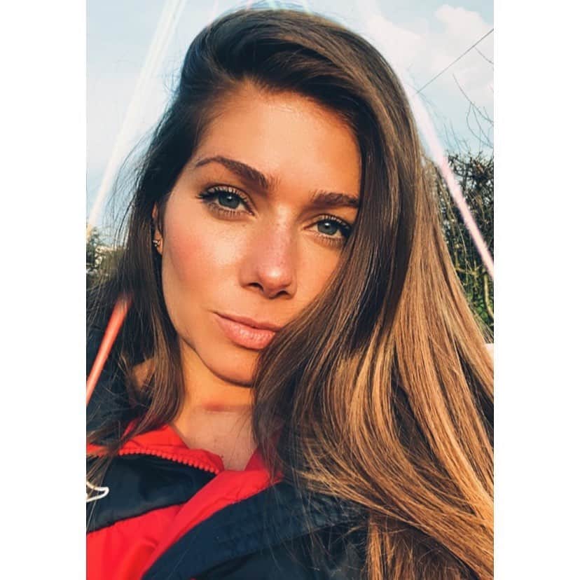 ニッキー・サンダーソンのインスタグラム：「Wrap up 🍁  #autumn #warm #outdoors #filter #lookingatyou #wrapup #autumnvibes #autumndays」