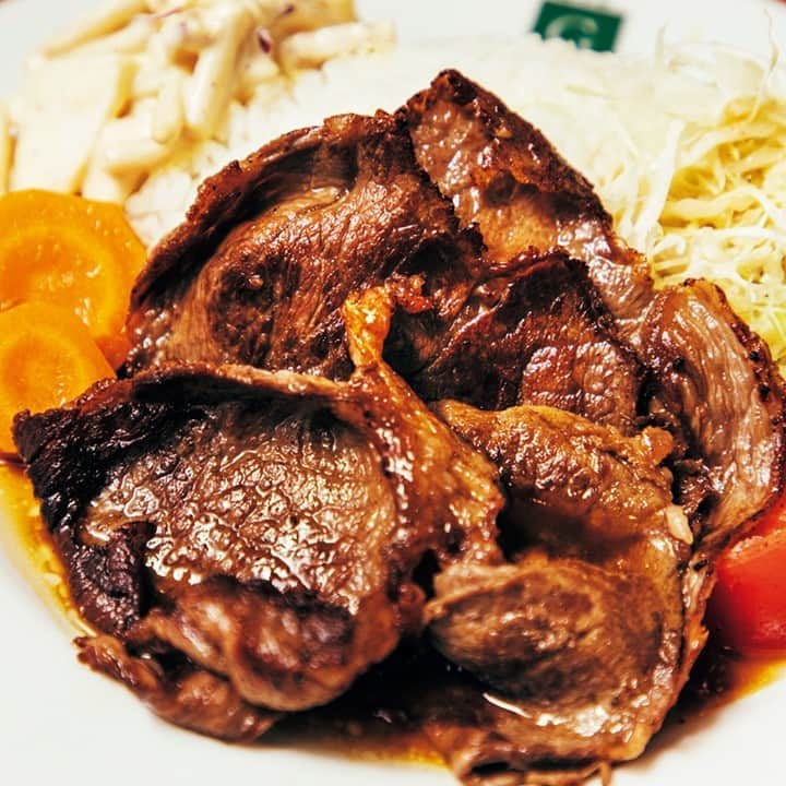 東京カレンダーさんのインスタグラム写真 - (東京カレンダーInstagram)「20年目を迎えた肉料理の聖地が新たなる試みでパワーアップ！⠀⠀⠀⠀⠀⠀⠀⠀⠀ 2001年のオープン以来、肉料理の聖地として銀座の夜を彩ってきた『マルディグラ』。⠀⠀⠀⠀⠀⠀⠀⠀⠀ ⠀⠀⠀⠀⠀⠀⠀⠀⠀ “肉の巨匠”和知 徹シェフによる世界各地のエッセンスを取り入れた豪快な肉料理が魅⠀⠀⠀⠀⠀⠀⠀⠀⠀ 力のフレンチビストロである。⠀⠀⠀⠀⠀⠀⠀⠀⠀ ⠀⠀⠀⠀⠀⠀⠀⠀⠀ そんな名店が、創業20年目を迎えるタイミングでランチ営業をスタート。⠀⠀⠀⠀⠀⠀⠀⠀⠀ ⠀⠀⠀⠀⠀⠀⠀⠀⠀ 12時～13時の1時間のみという営業時間に凝縮したディナー顔負けのパワフルでユニークなメニューが既に評判を呼び、肉好きたちを大いに喜ばせている。⠀⠀⠀⠀⠀⠀⠀⠀⠀ 「もちろん、コロナウイルスによる一連の営業時間短縮要請などの影響は大きいです。⠀⠀⠀⠀⠀⠀⠀⠀⠀ ⠀⠀⠀⠀⠀⠀⠀⠀⠀ ただランチには以前から挑戦してみたかった。⠀⠀⠀⠀⠀⠀⠀⠀⠀ ランチ自体をやるのは独立前にさかのぼって実に25年ぶりなのですが、昔に比べればスピードも料理のグレードも格段にアップしている。⠀⠀⠀⠀⠀⠀⠀⠀⠀ ⠀⠀⠀⠀⠀⠀⠀⠀⠀ ランチメニューは5分以内にすべてを提供することを心がけています。⠀⠀⠀⠀⠀⠀⠀⠀⠀ ディナーでは食べられない、うちならではのランチをファストフード感覚で楽しんでいただければ」と和知シェフ。⠀⠀⠀⠀⠀⠀⠀⠀⠀ それも長年積み重ねてきた知識や経験の賜物だろう。⠀⠀⠀⠀⠀⠀⠀⠀⠀ ⠀⠀⠀⠀⠀⠀⠀⠀⠀ 写真▷「東京ビーフのバタ焼きマデラ醤油」には、モモ肉の一部であるトモサンカクを使用。⠀⠀⠀⠀⠀⠀⠀⠀⠀ マデラ醤油と絡めてシンプルに焼かれる一品だが、卓越した火入れ技術で牛肉の旨みが最大限引き出される。⠀⠀⠀⠀⠀⠀⠀⠀⠀ 白飯のほか、付け合わせのマカロニサラダや千切りキャベツがプレートに所狭しと並ぶ　⠀⠀⠀⠀⠀⠀⠀⠀⠀ ⠀⠀⠀⠀⠀⠀⠀⠀⠀ ⠀⠀⠀⠀⠀⠀⠀⠀⠀ ーーinfoーーーー⠀⠀⠀⠀⠀⠀⠀⠀⠀ 店名▷ #マルディグラ⠀⠀⠀⠀⠀⠀⠀⠀⠀ エリア▷ #銀座⠀⠀⠀⠀⠀⠀⠀⠀⠀ 電話番号▷03-5568-0222 　⠀⠀⠀⠀⠀⠀⠀⠀⠀ ※お問い合わせの際は『東京カレンダーのインスタを見た』とお伝えいただければ幸いです。⠀⠀⠀⠀⠀⠀⠀⠀⠀ 住所▷中央区銀座8-6-19 野田屋ビルB1F⠀⠀⠀⠀⠀⠀⠀⠀⠀ ーーーーーーーー⠀⠀⠀⠀⠀⠀⠀⠀⠀ ⠀⠀⠀⠀⠀⠀⠀⠀⠀ ⠀⠀⠀⠀⠀⠀⠀⠀⠀ ★コースの詳細や店内の様子は⠀⠀⠀⠀⠀⠀⠀⠀⠀ 『月刊誌　東京カレンダー2020 11月号 #予約が取れない店の真実 』にて⠀⠀⠀⠀⠀⠀⠀⠀⠀ ⠀⠀⠀⠀⠀⠀⠀⠀⠀ ーーーーーーー★ーーーーーーーー﻿⠀⠀⠀⠀⠀⠀⠀⠀⠀ @tokyocalendar プロフィールURLの﻿⠀⠀⠀⠀⠀⠀⠀⠀⠀ 東カレweb（アプリ）では、﻿⠀⠀⠀⠀⠀⠀⠀⠀⠀ 高級グルメ情報や話題のレストラン、﻿⠀⠀⠀⠀⠀⠀⠀⠀⠀ 手土産からテイクアウトグルメなど﻿⠀⠀⠀⠀⠀⠀⠀⠀⠀ 東京のグルメ情報を幅広くご紹介。﻿⠀⠀⠀⠀⠀⠀⠀⠀⠀ そして大人気コンテンツ、東カレweb小説や﻿⠀⠀⠀⠀⠀⠀⠀⠀⠀ トレンドニュースも配信しております。﻿⠀⠀⠀⠀⠀⠀⠀⠀⠀ ーーーーーーーーーーーーーーーー ﻿⠀⠀⠀⠀⠀⠀⠀⠀⠀ ⠀⠀⠀⠀⠀⠀⠀⠀⠀ #東京カレンダー #Tokyocalendar #東カレ﻿ #東京グルメ #東京美食 #food #instafood #Tokyofood  #有楽町グルメ　#japanesefood #東京おすすめ #肉料理　#肉好き　#銀座ランチ　#銀座グルメ #人気　#人気店 #ginza #焼肉 #焼肉ランチ」10月18日 21時45分 - tokyocalendar