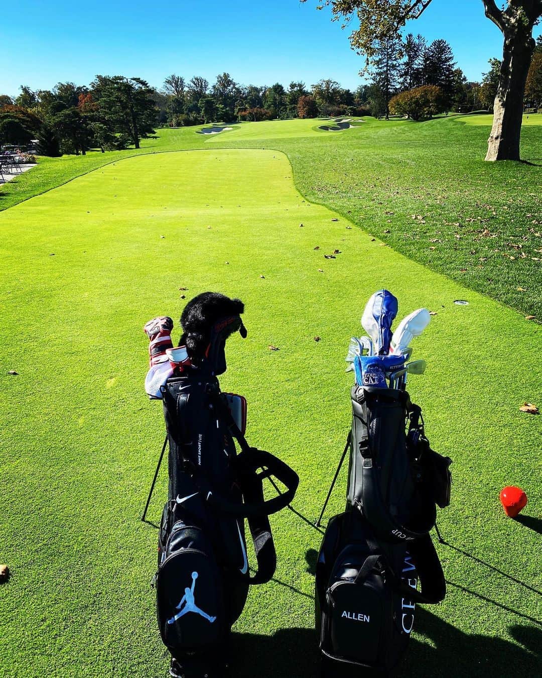 レイ・アレンのインスタグラム：「There’s nothing like October golf in the northeast! #merion @jumpman23 #crewecup」