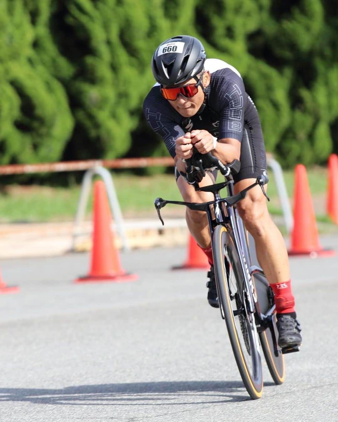 のインスタグラム：「#IM703セントレア レースフィニッシュ 先ずは大怪我をされたアスリートの御無事を祈ります。 そしてバイクキャンセル後に、ランパートを仕切り直し続行、多くのアスリートがフィニッシュゲートへと辿り着けた運営をしてくれた関係者とボランティアにお礼を申し上げます。 今年は越えられないと諦めていたスタートとフィニッシュライン、やはり一線を越えなければ次に進めない。 思うところ、考えるところは多々あるが、先ずは来年、そして続く未来へ。 続けるために必要なこと、大切なことを噛み締め、また明日から進んでいこう。 #エンデュアライフ」