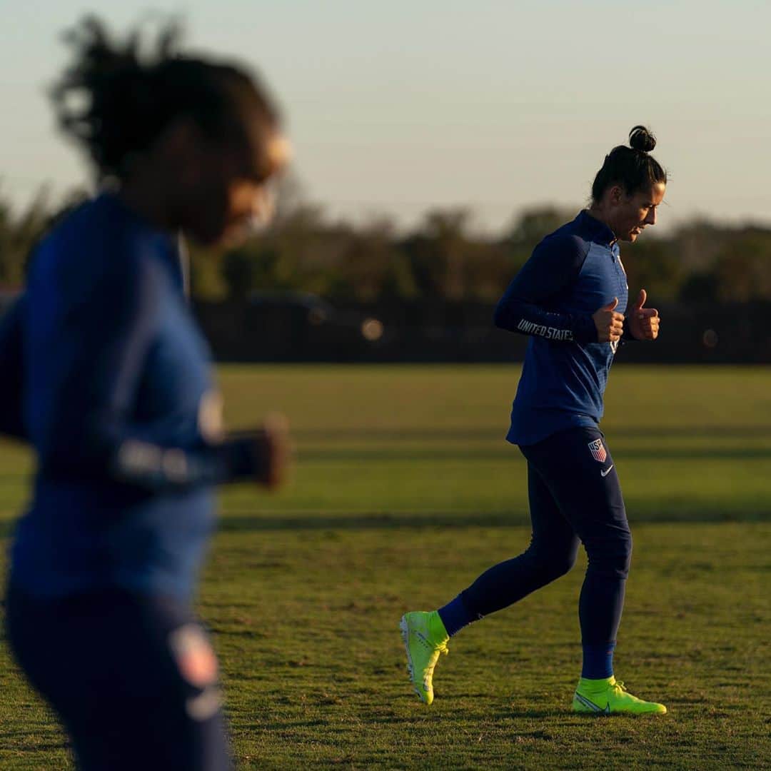 アリ・クリーガーのインスタグラム：「Two thumbs up for seeing the gals! #USWNT」