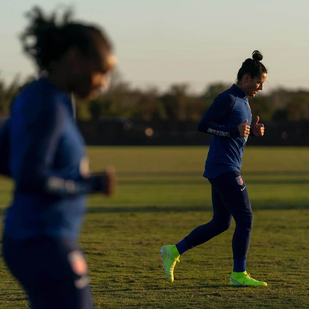 アリ・クリーガーさんのインスタグラム写真 - (アリ・クリーガーInstagram)「Two thumbs up for seeing the gals! #USWNT」10月18日 21時44分 - alikrieger