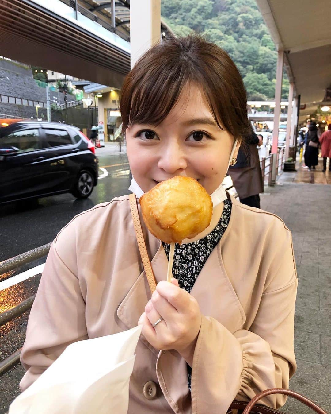 上杉桜子のインスタグラム：「週末、久しぶりに箱根へ行ってきました♨️ 強羅温泉でゆったり温泉に浸かり、箱根湯本で蒲鉾を食べ、大涌谷で黒たまごを食べ満喫してきました😌  #週末家族旅行 #箱根湯本 #強羅温泉 #大涌谷 #極寒だったけど楽しかった」