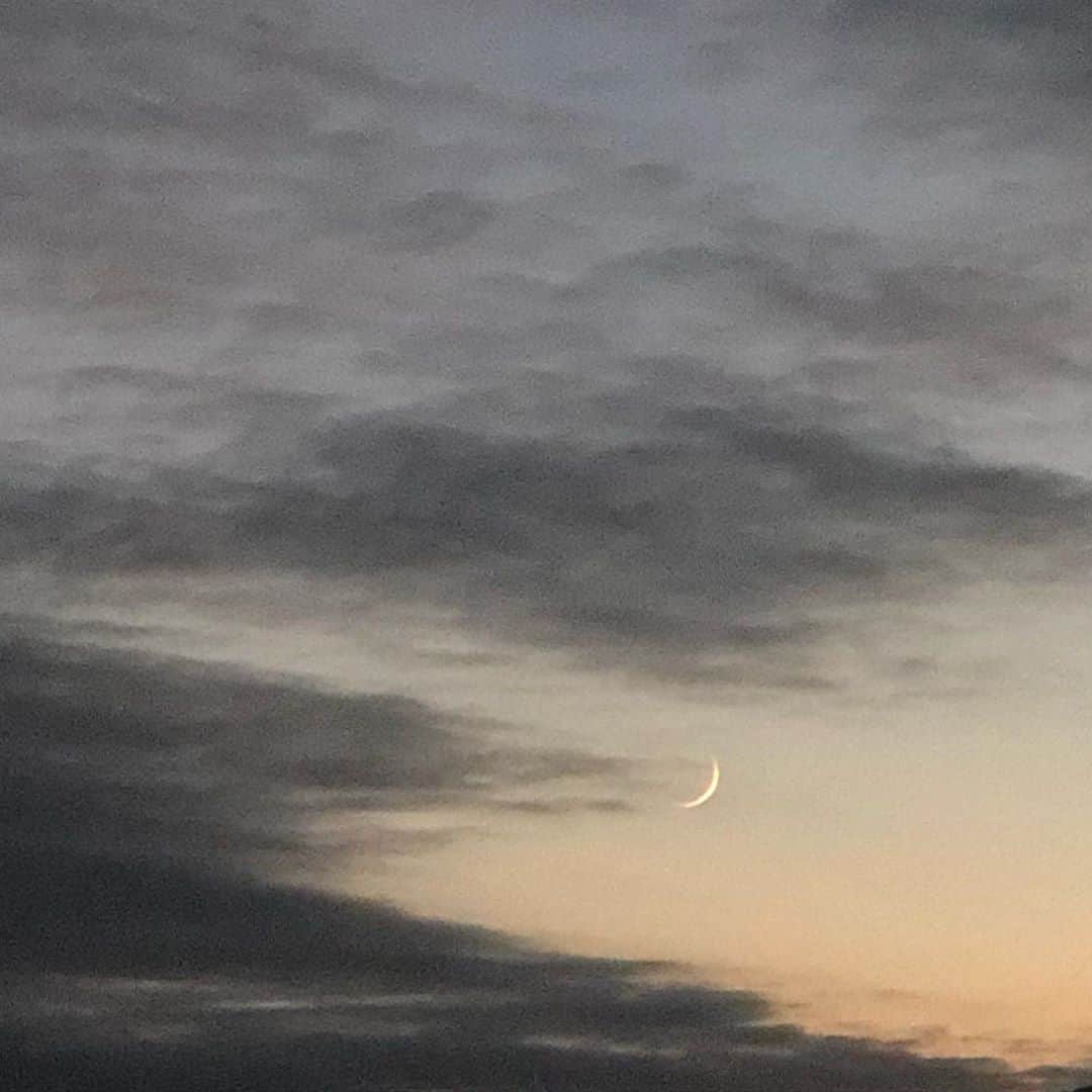中野みやびのインスタグラム：「Moon  #night #moon #月 #綺麗 #美しい #美 #写真 #picture #雲 #beauty #夕方 #お気に入り #best #wawawa #みやび」